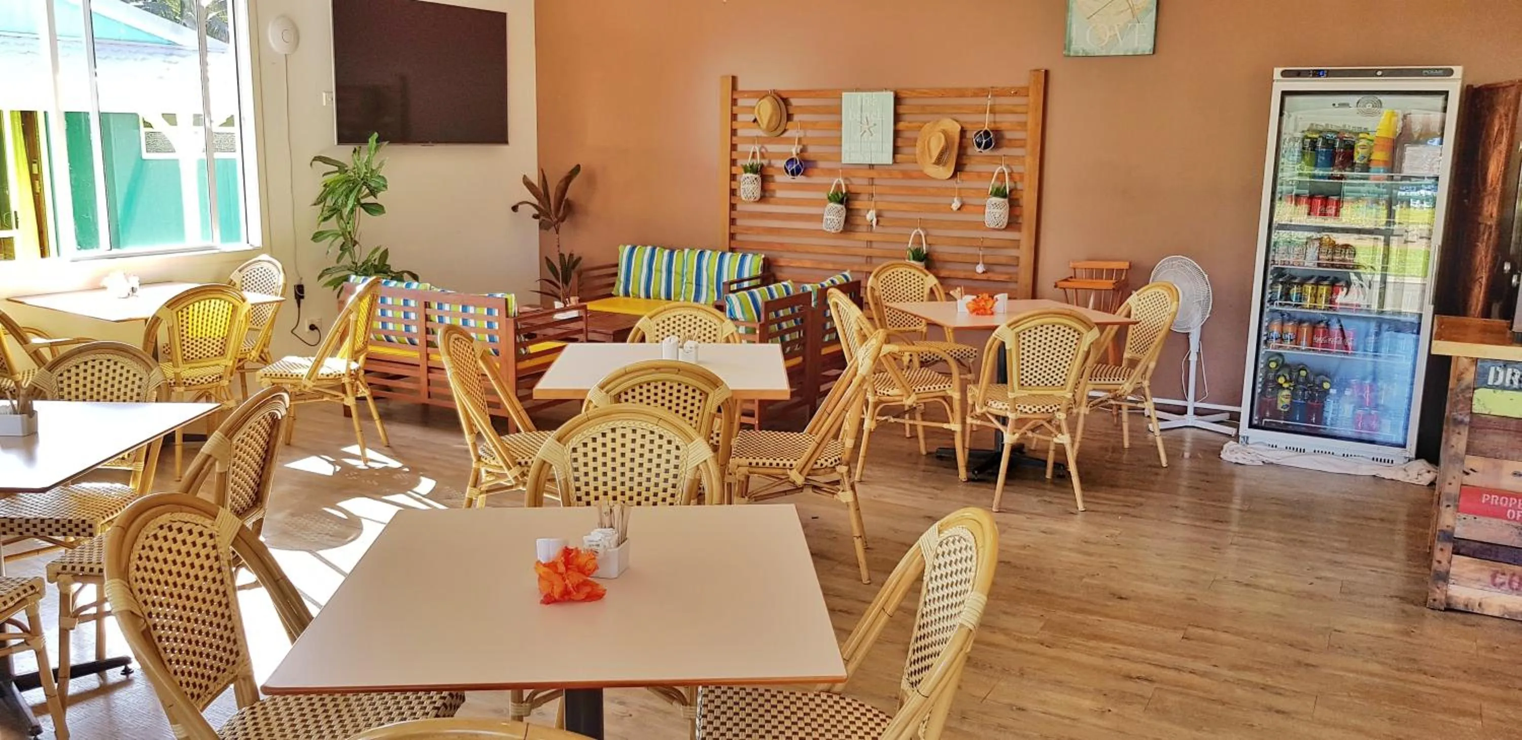 Restaurant/places to eat in Aloha Apartments