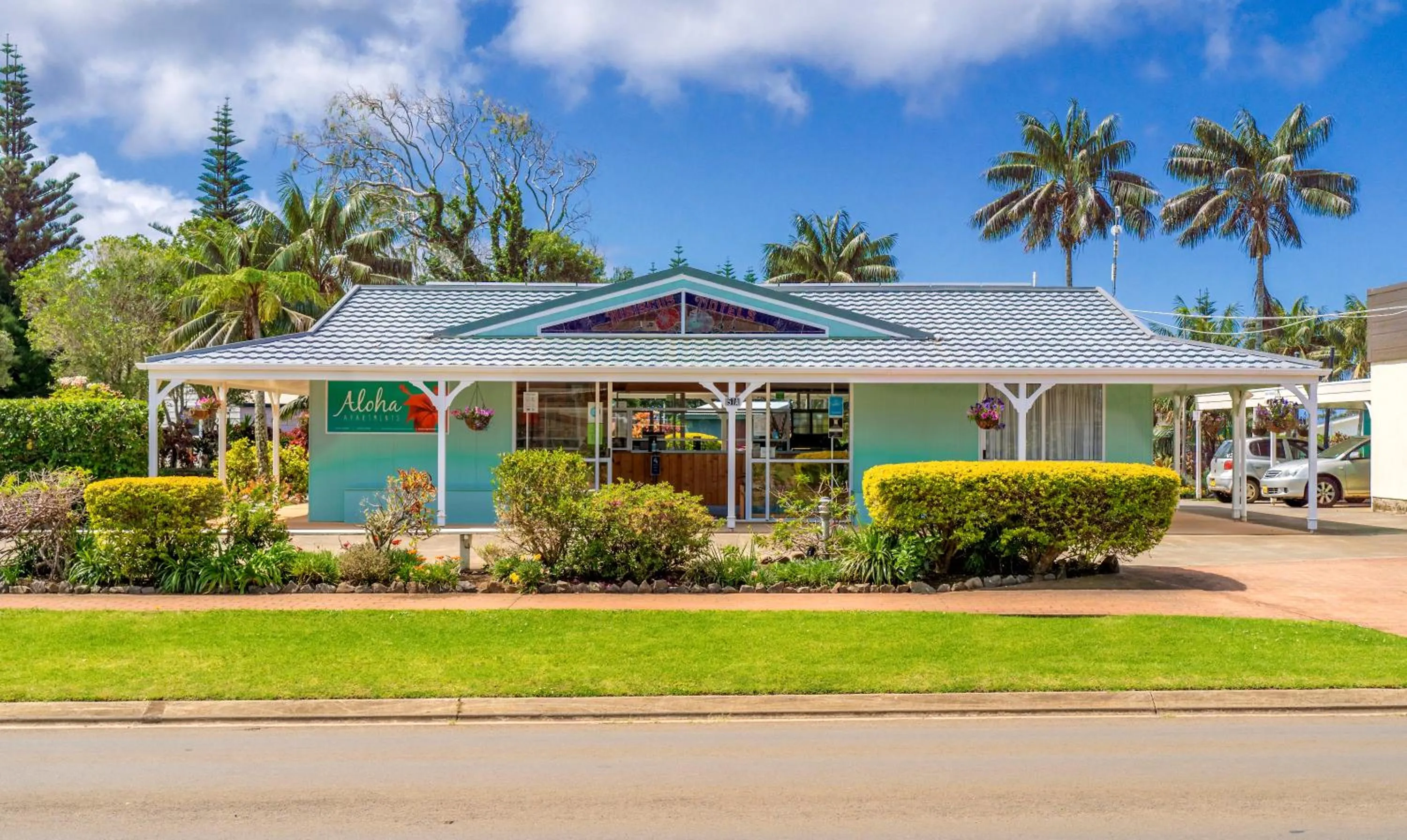 Facade/entrance in Aloha Apartments