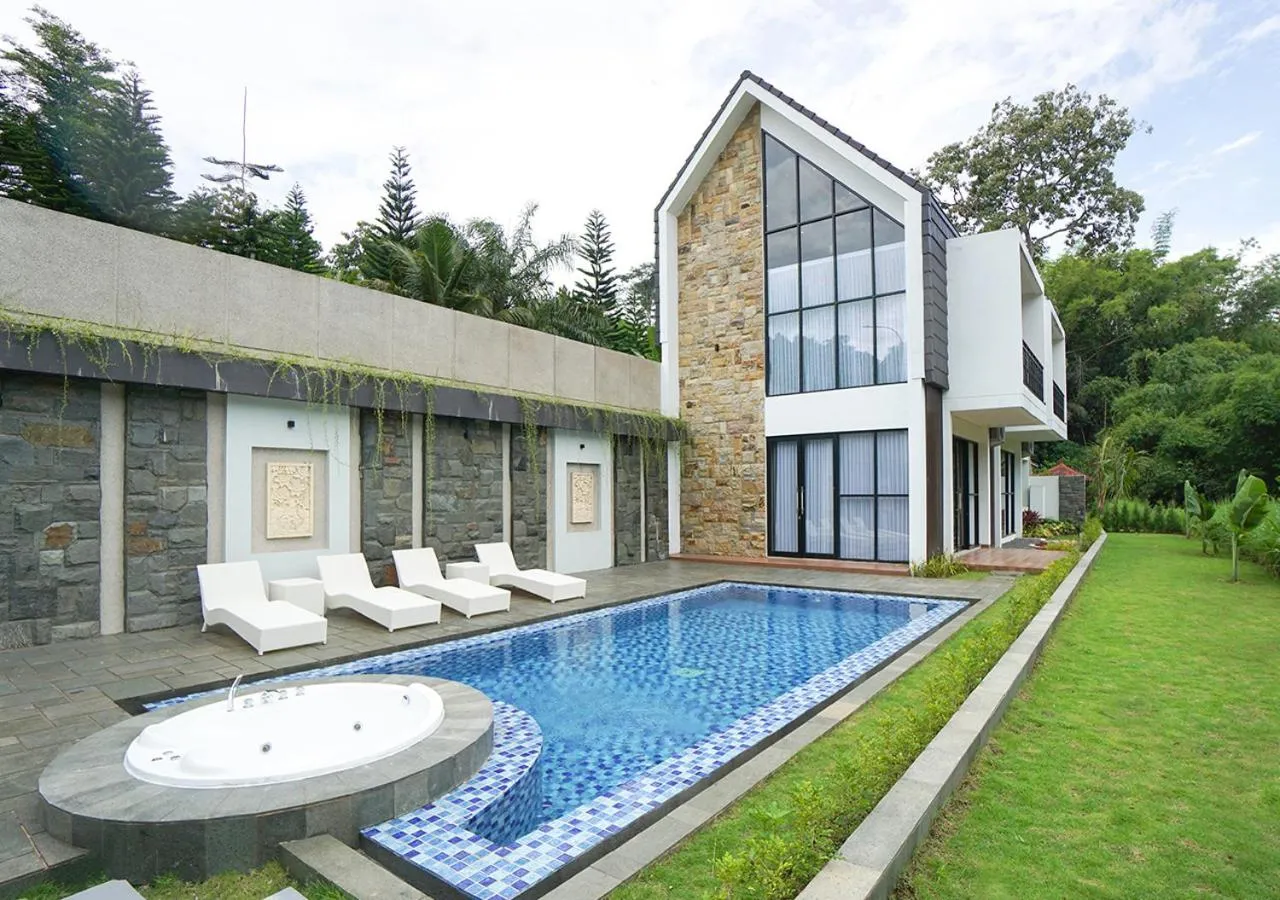 Swimming pool in Shanaya Resort Malang