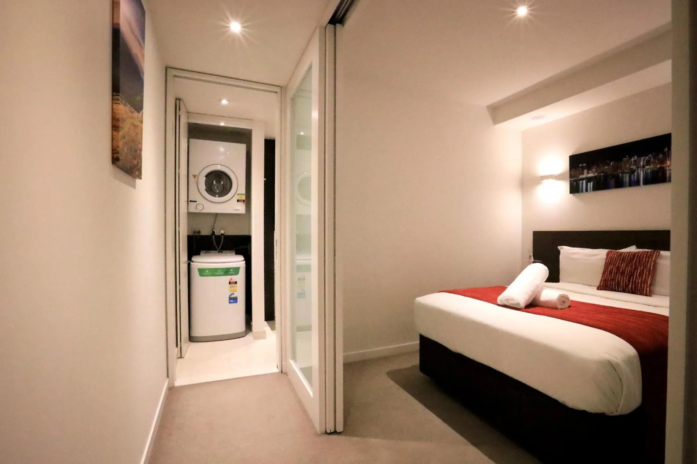 Bedroom, Bed in Flinders Street Apartments