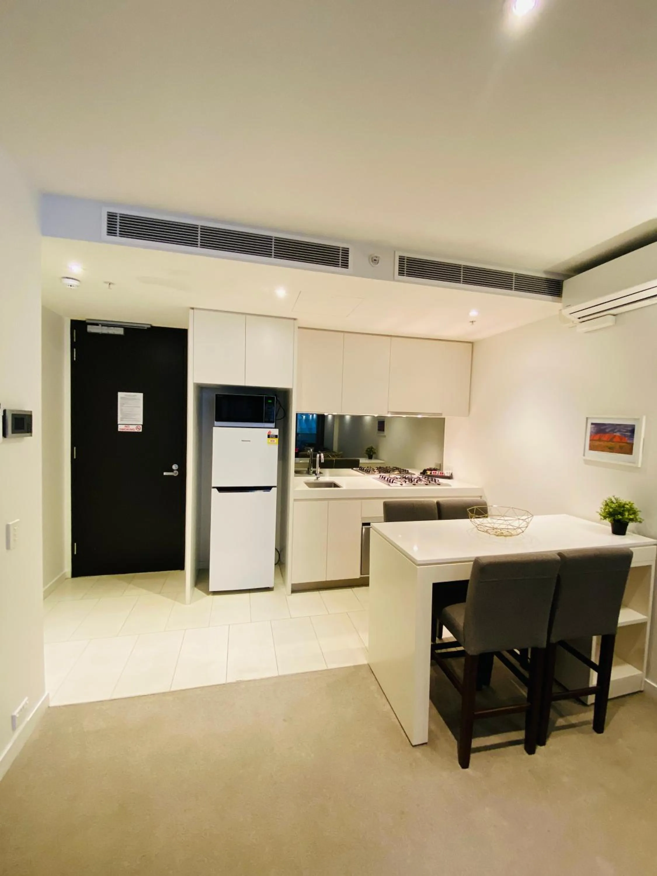 Kitchen or kitchenette in Flinders Street Apartments