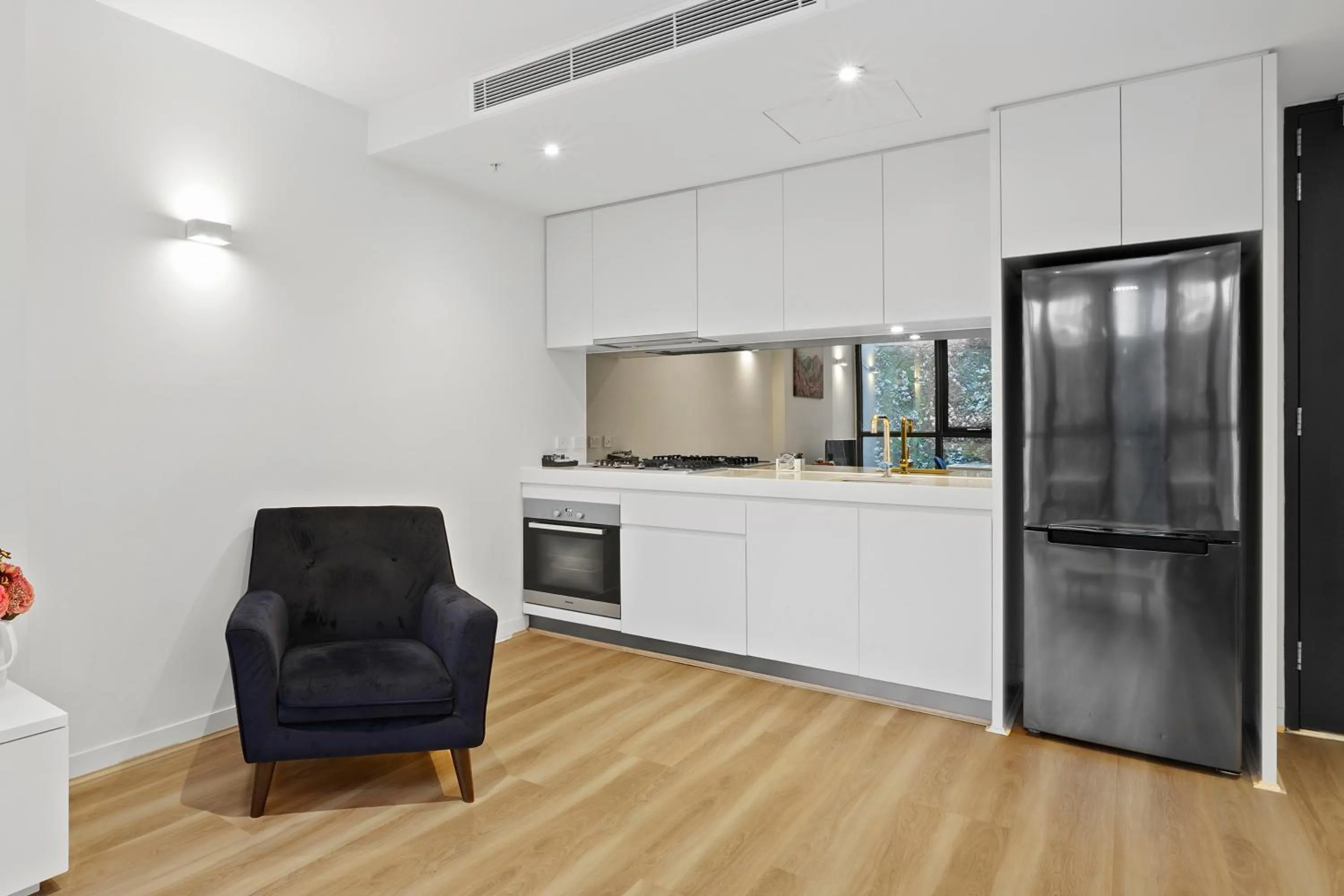 Kitchen or kitchenette in Flinders Street Apartments