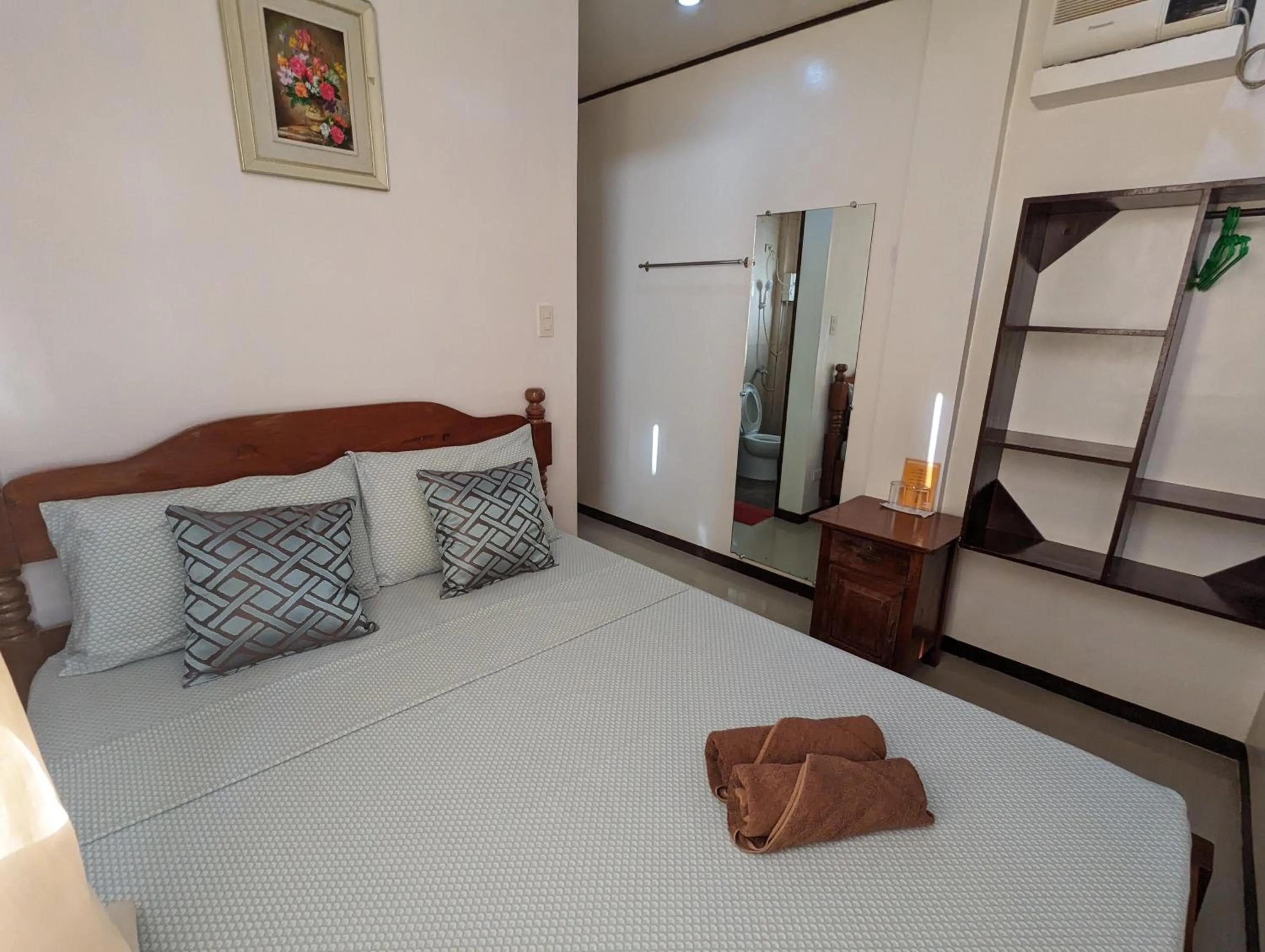 Photo of the whole room, Bed in Devayn's Inn