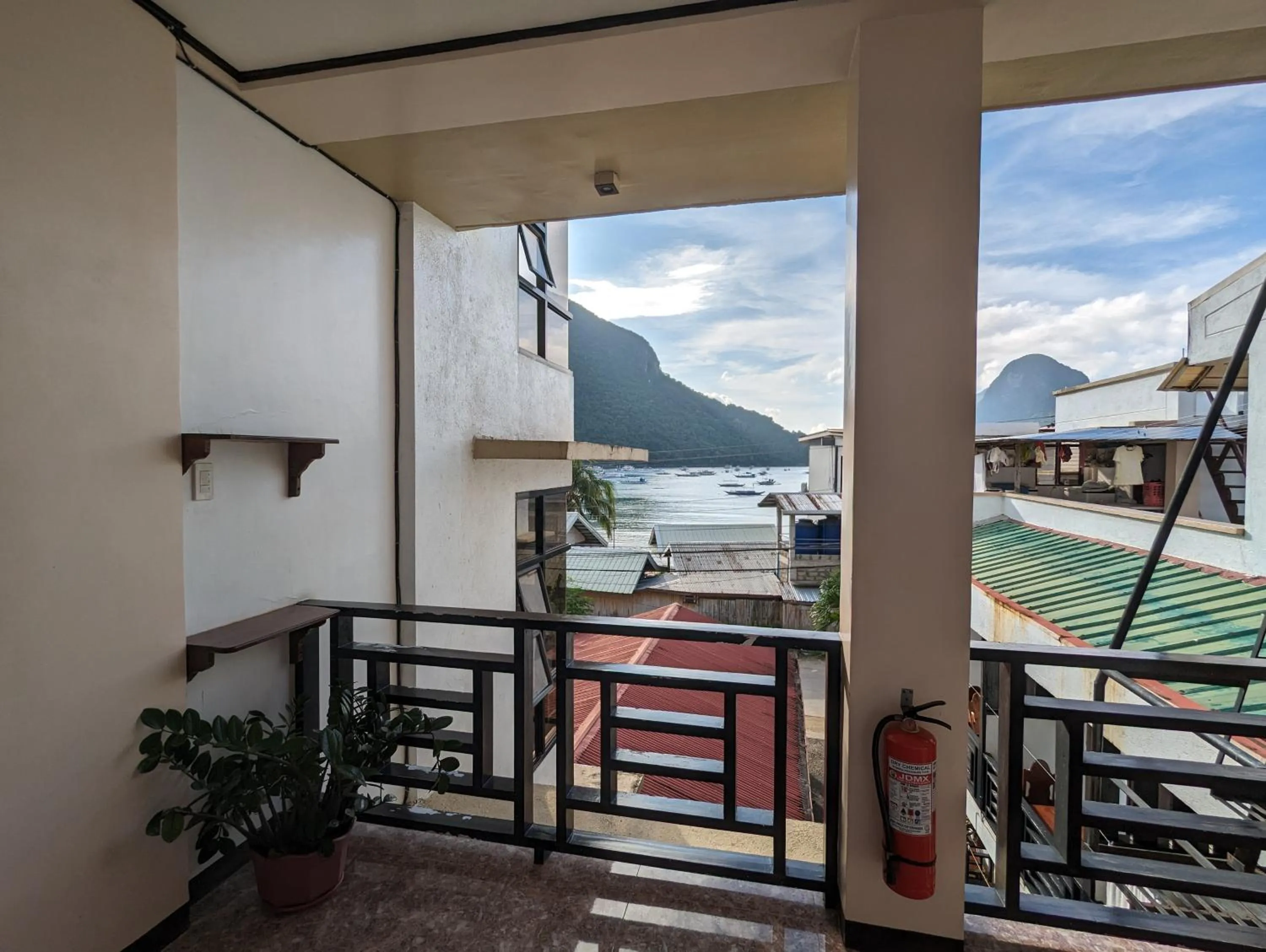 Communal lounge/ TV room in Devayn's Inn