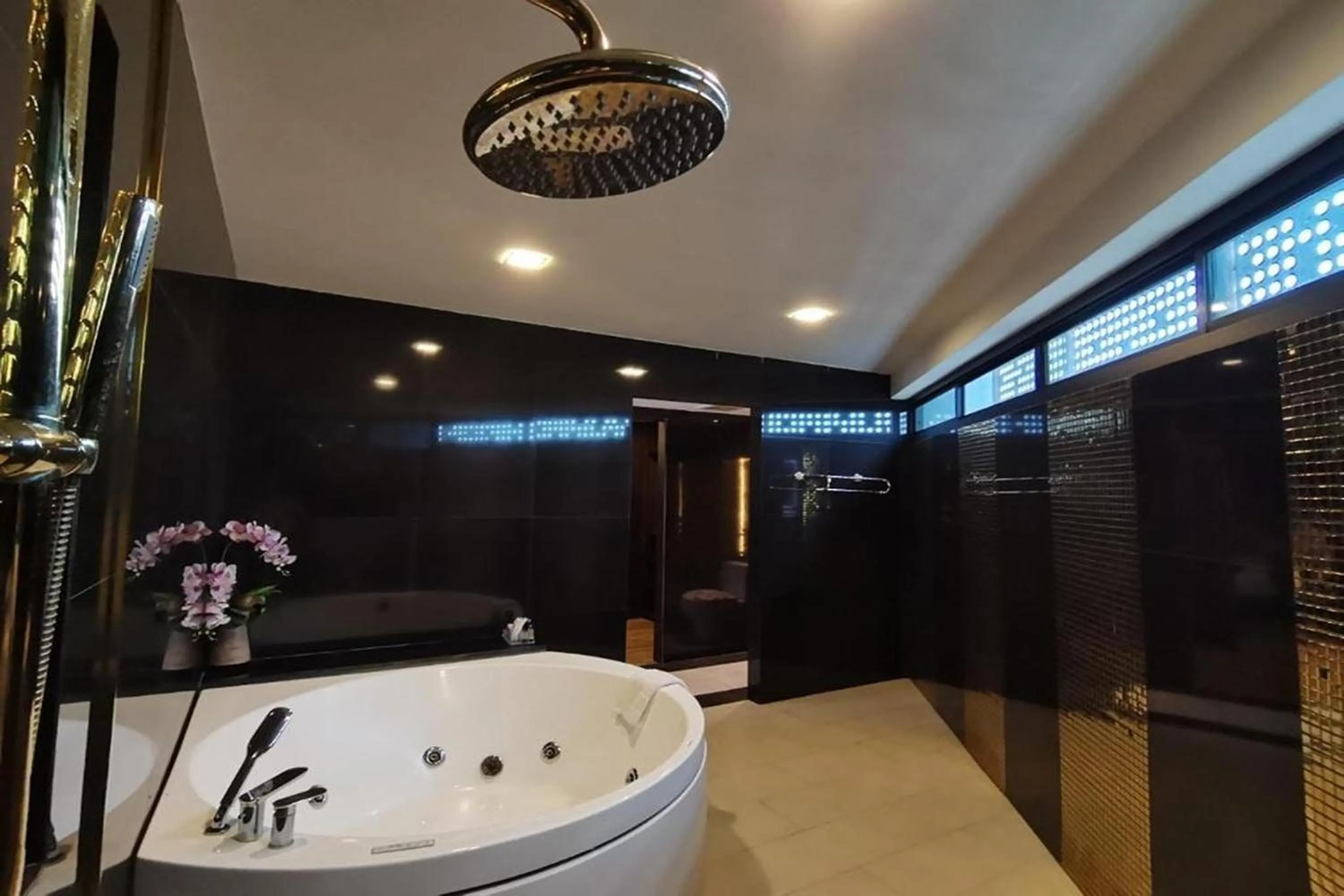 Bathroom in Holatel Hotel Phitsanulok