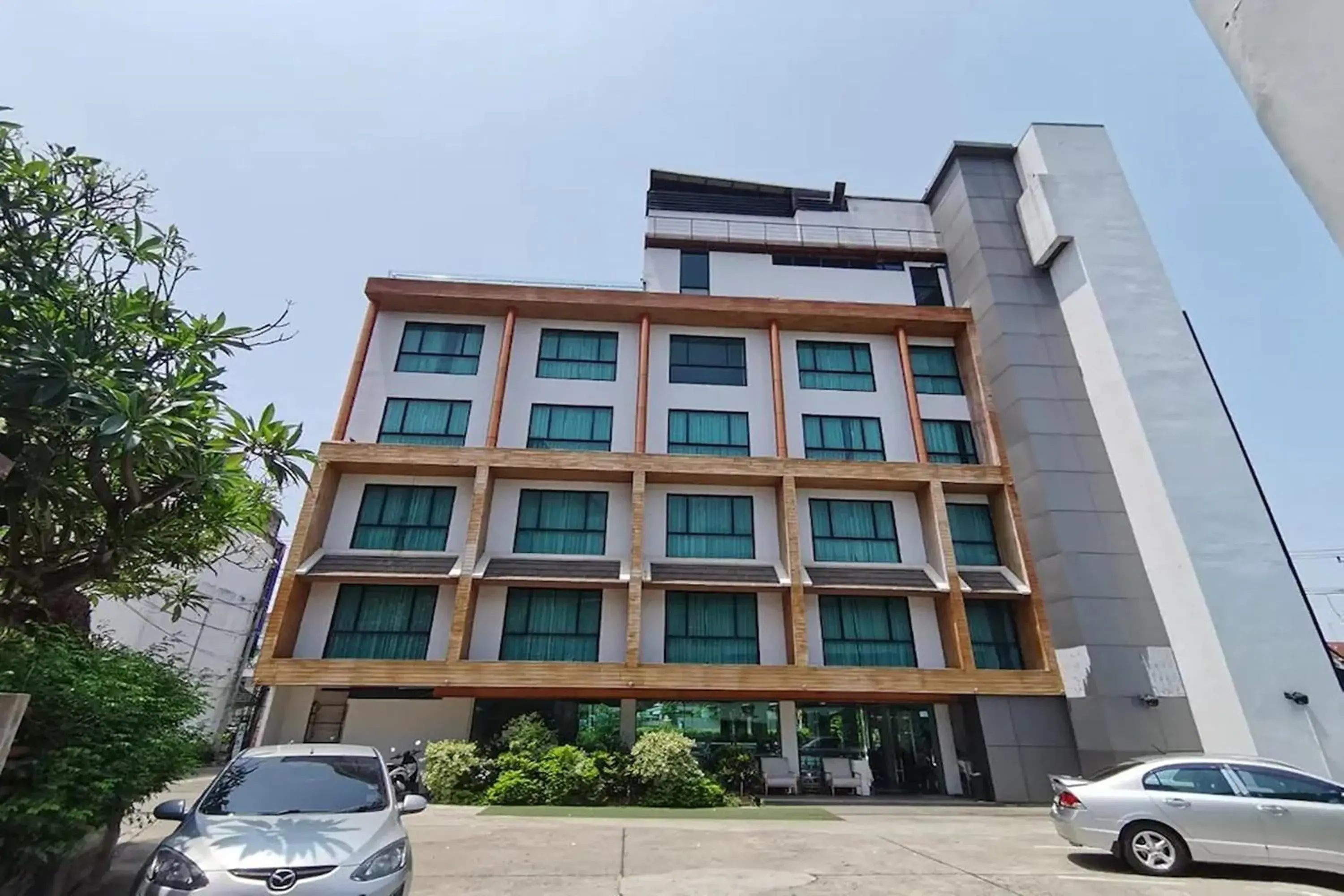 Property building in Holatel Hotel Phitsanulok Property building in Holatel Hotel Phitsanulok