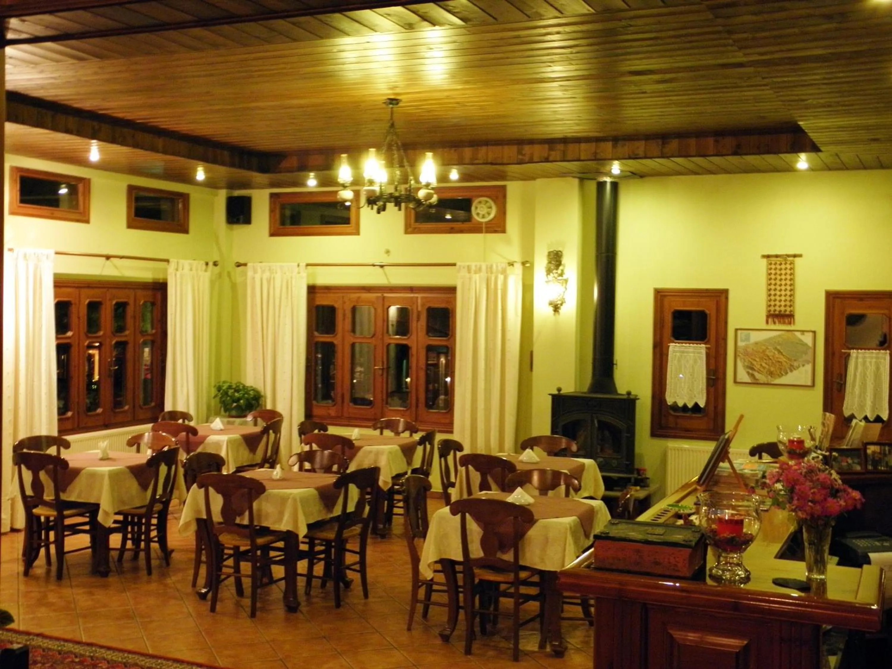 Restaurant/places to eat in Hotel Mpakou