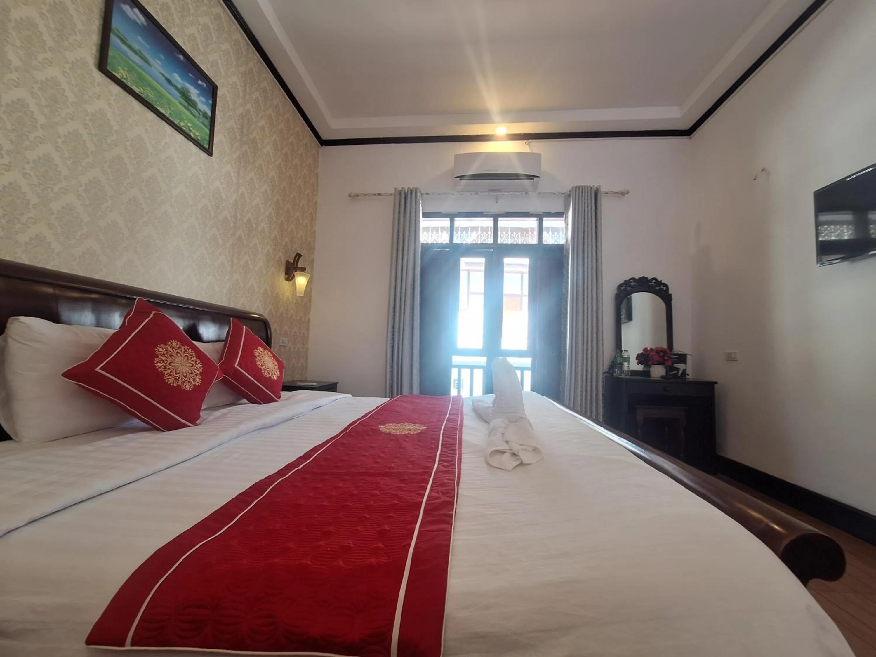 Bed in Luang Prabang Pavilion Hotel & Travel