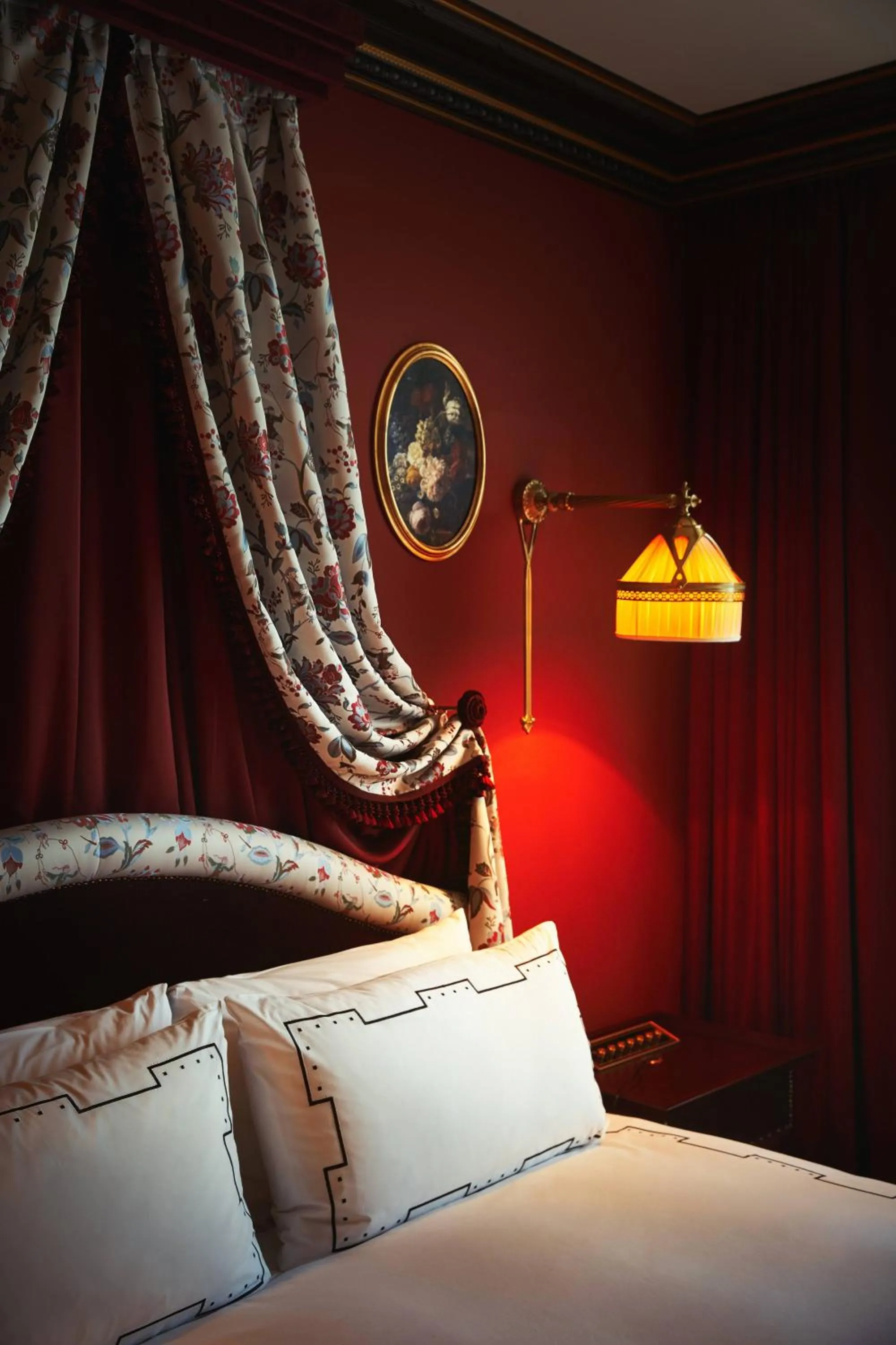 Bed in L'Escape Hotel