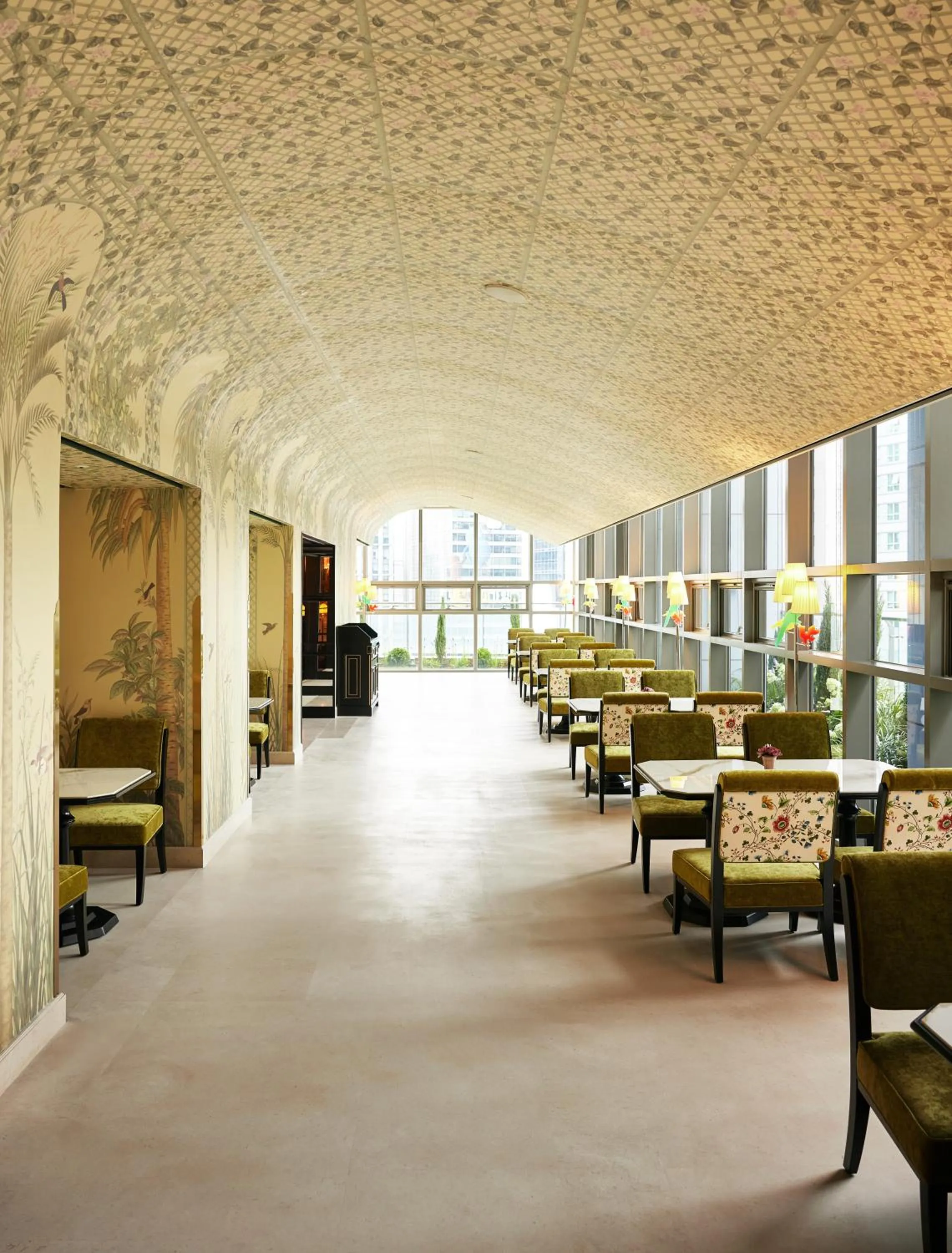 Restaurant/places to eat in L'Escape Hotel