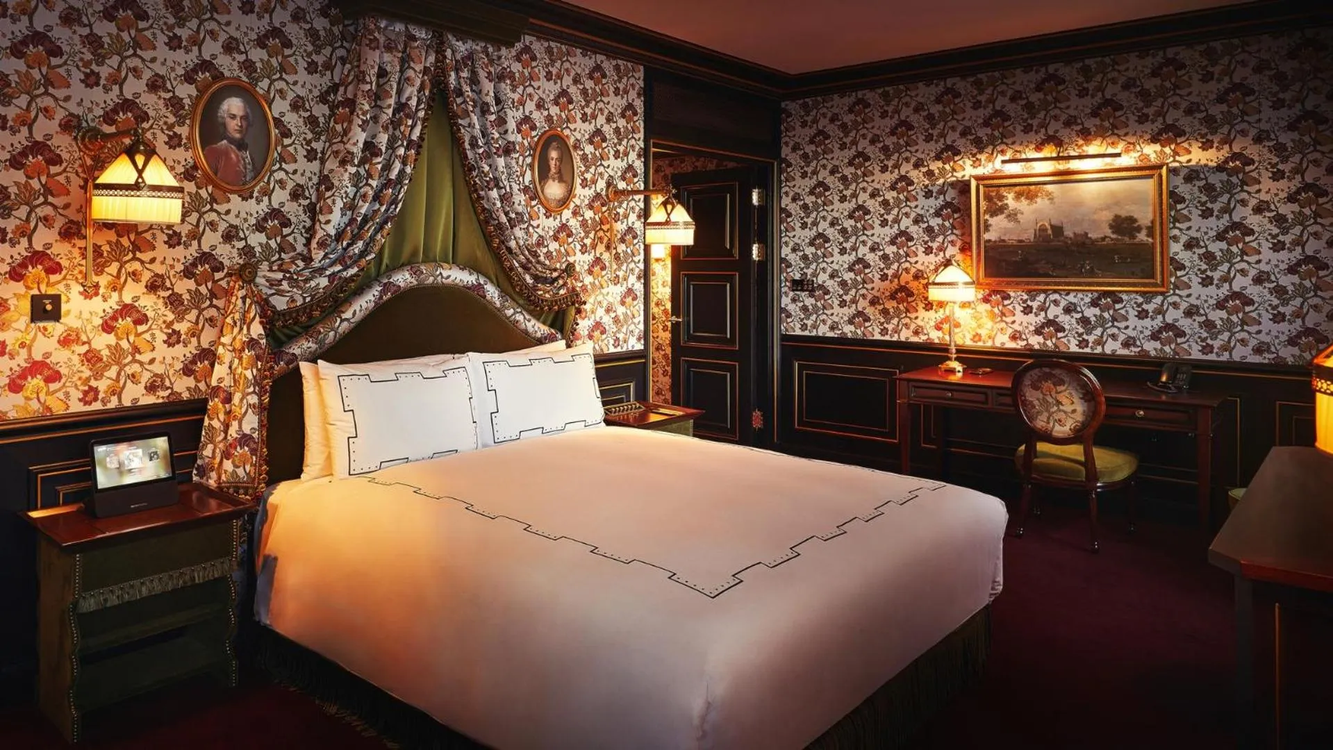 Bed in L'Escape Hotel