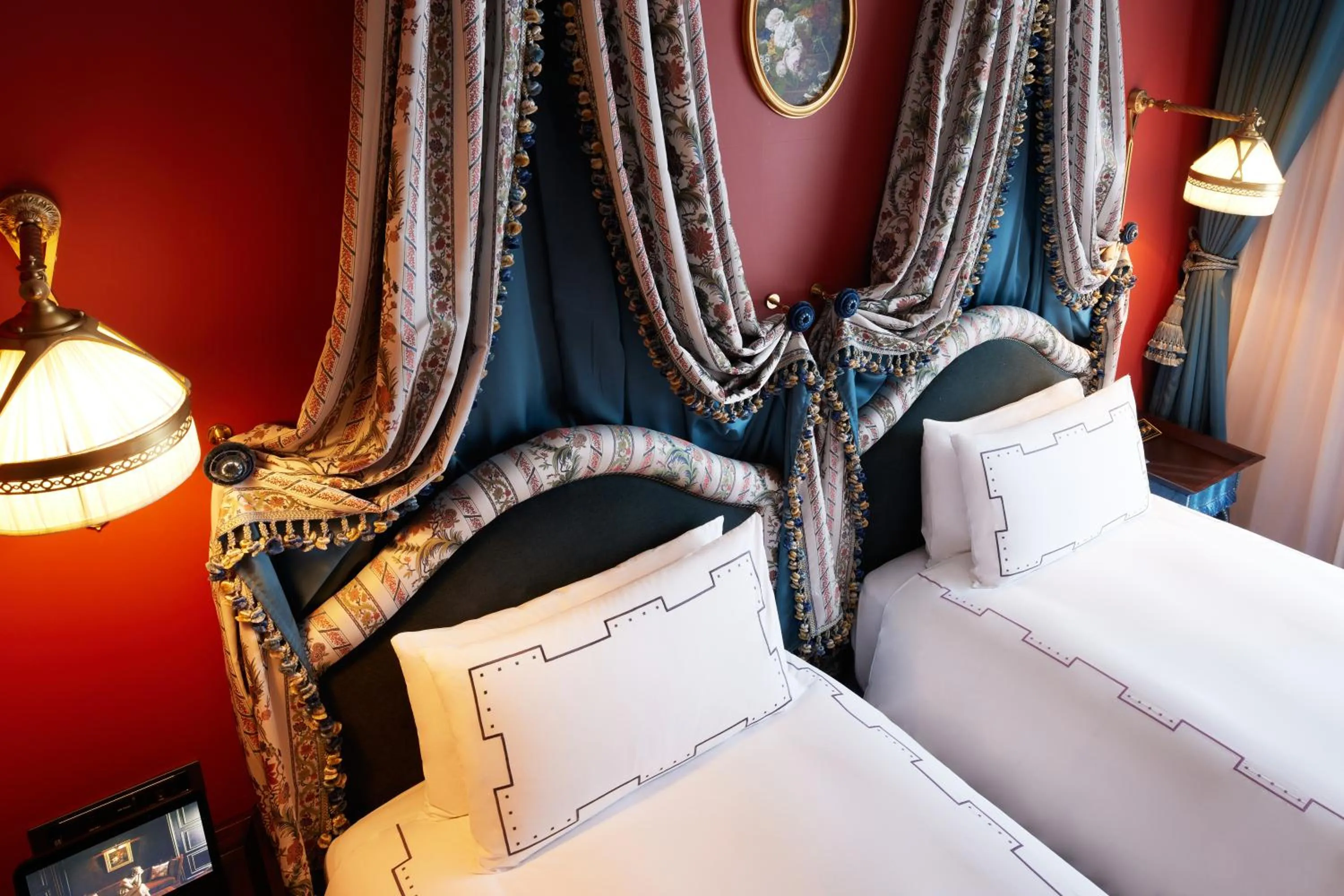 Bed in L'Escape Hotel