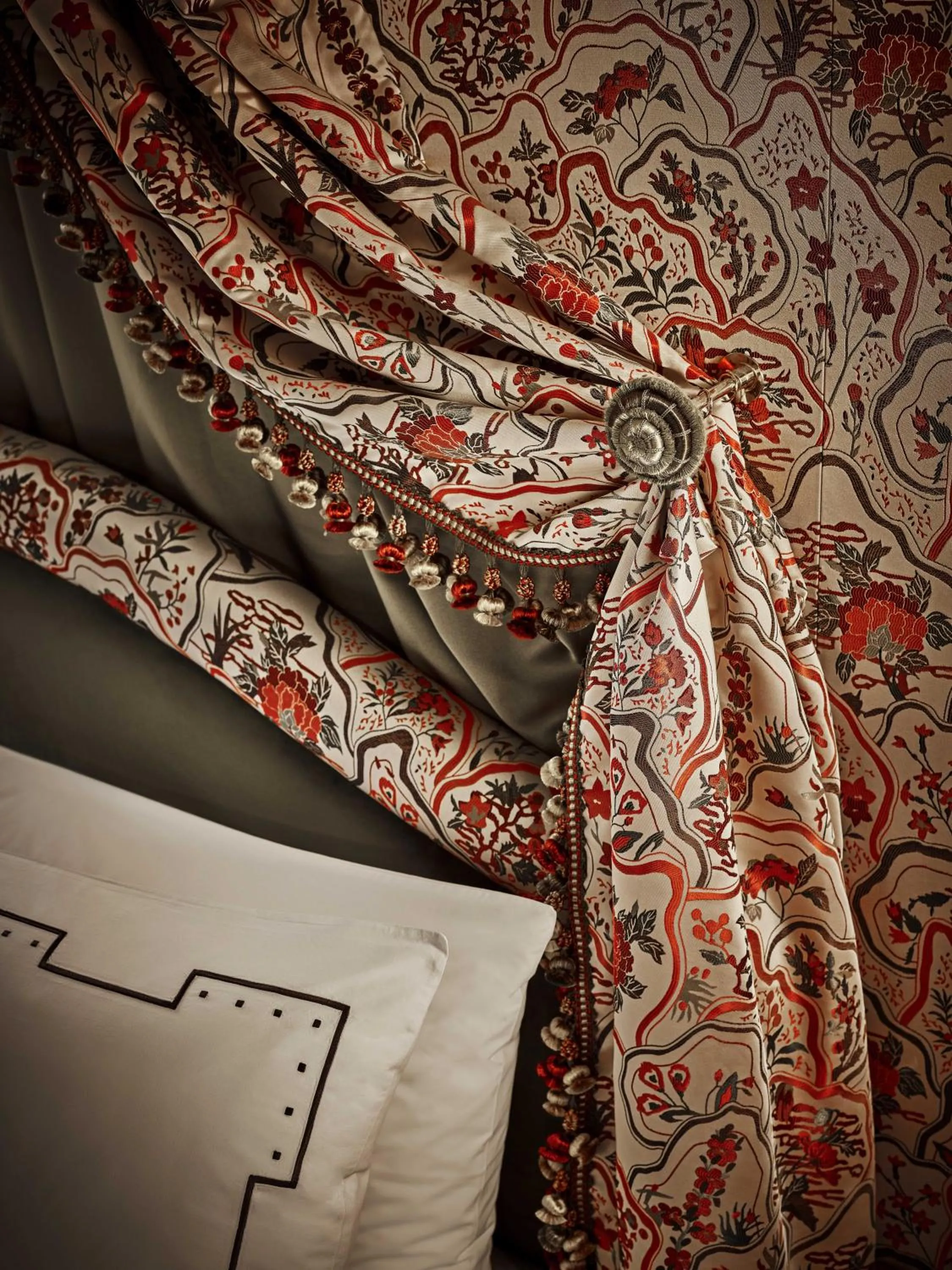 Bed in L'Escape Hotel