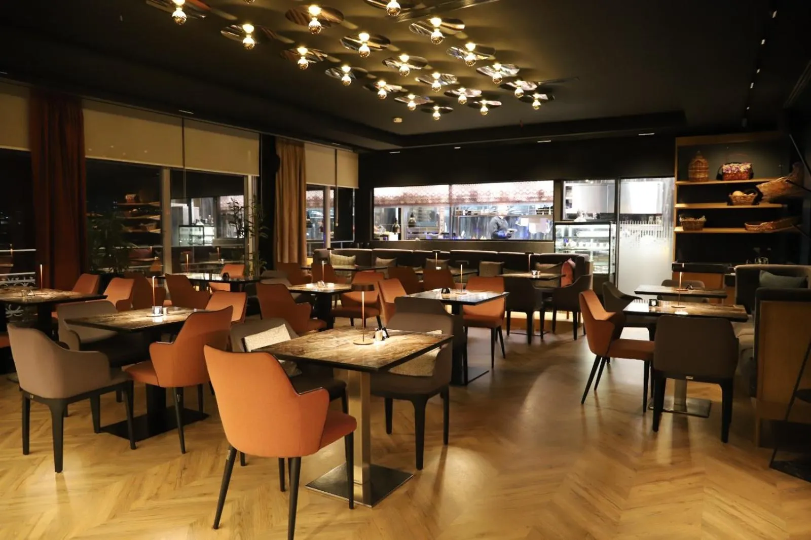 Restaurant/places to eat in Mondial Hotel