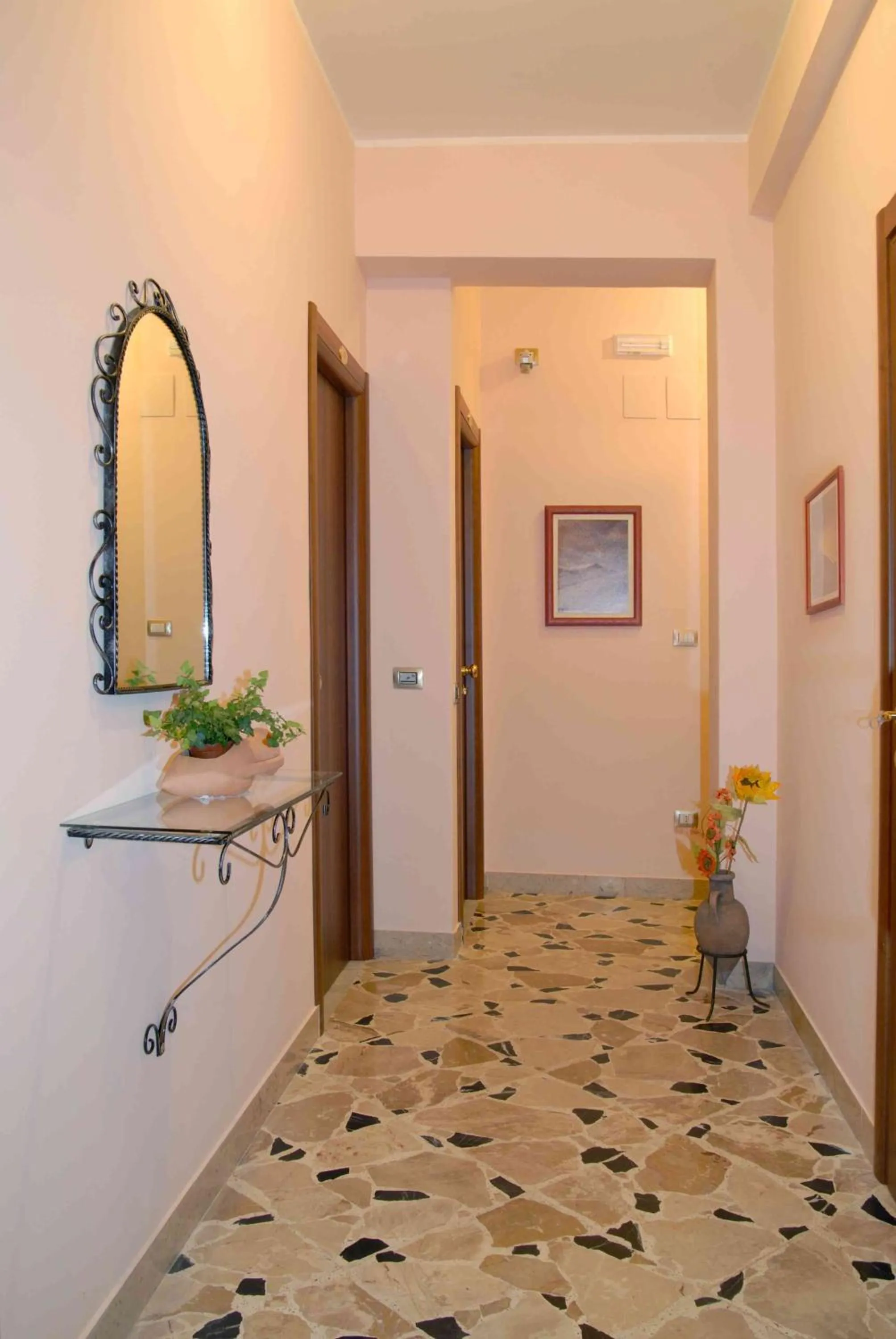 Decorative detail in Le Giare B&B