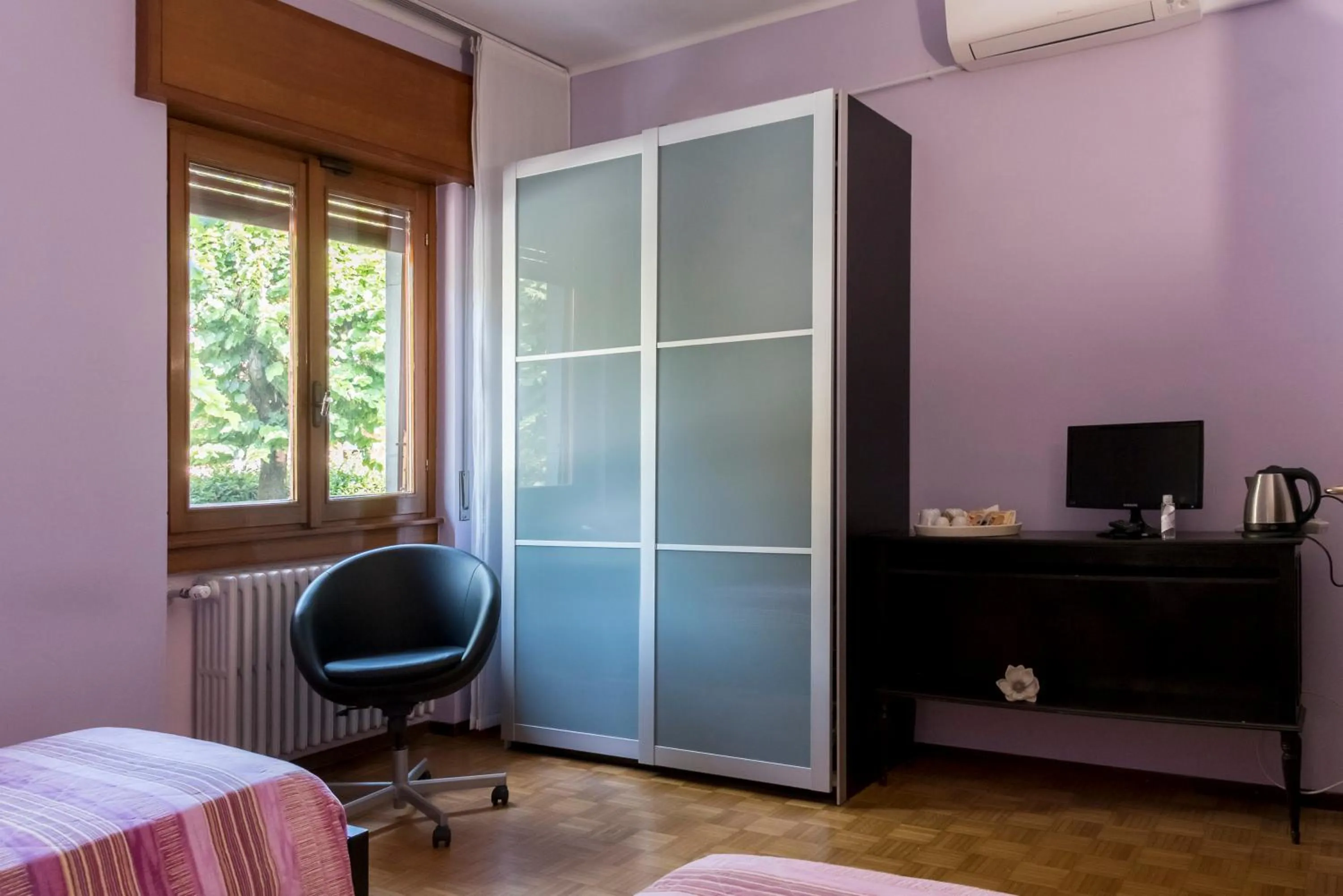 wardrobe, Bed in B&B Orio BGY