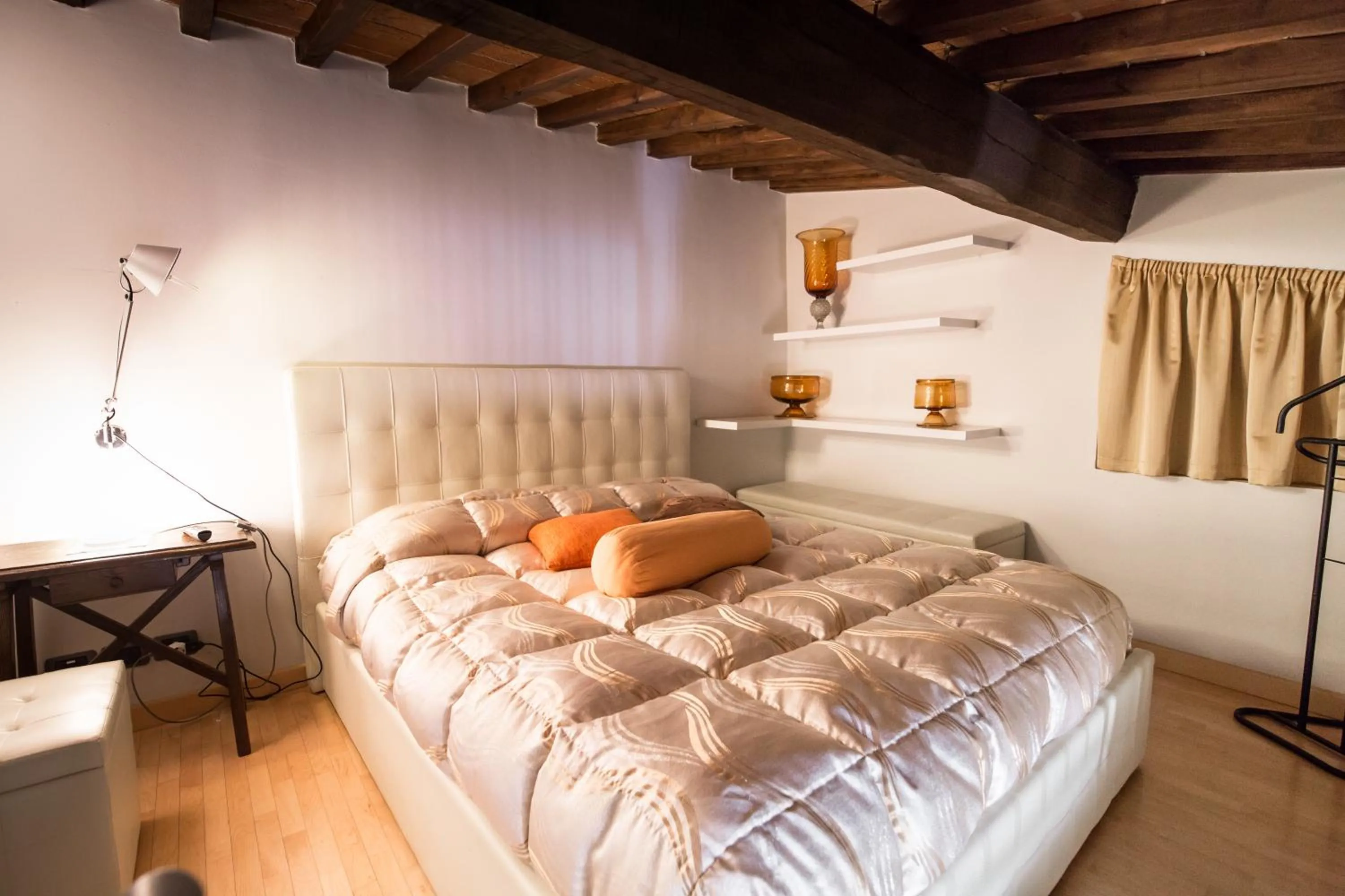 Bed in La Corte Del Re Suite & Rooms Arezzo