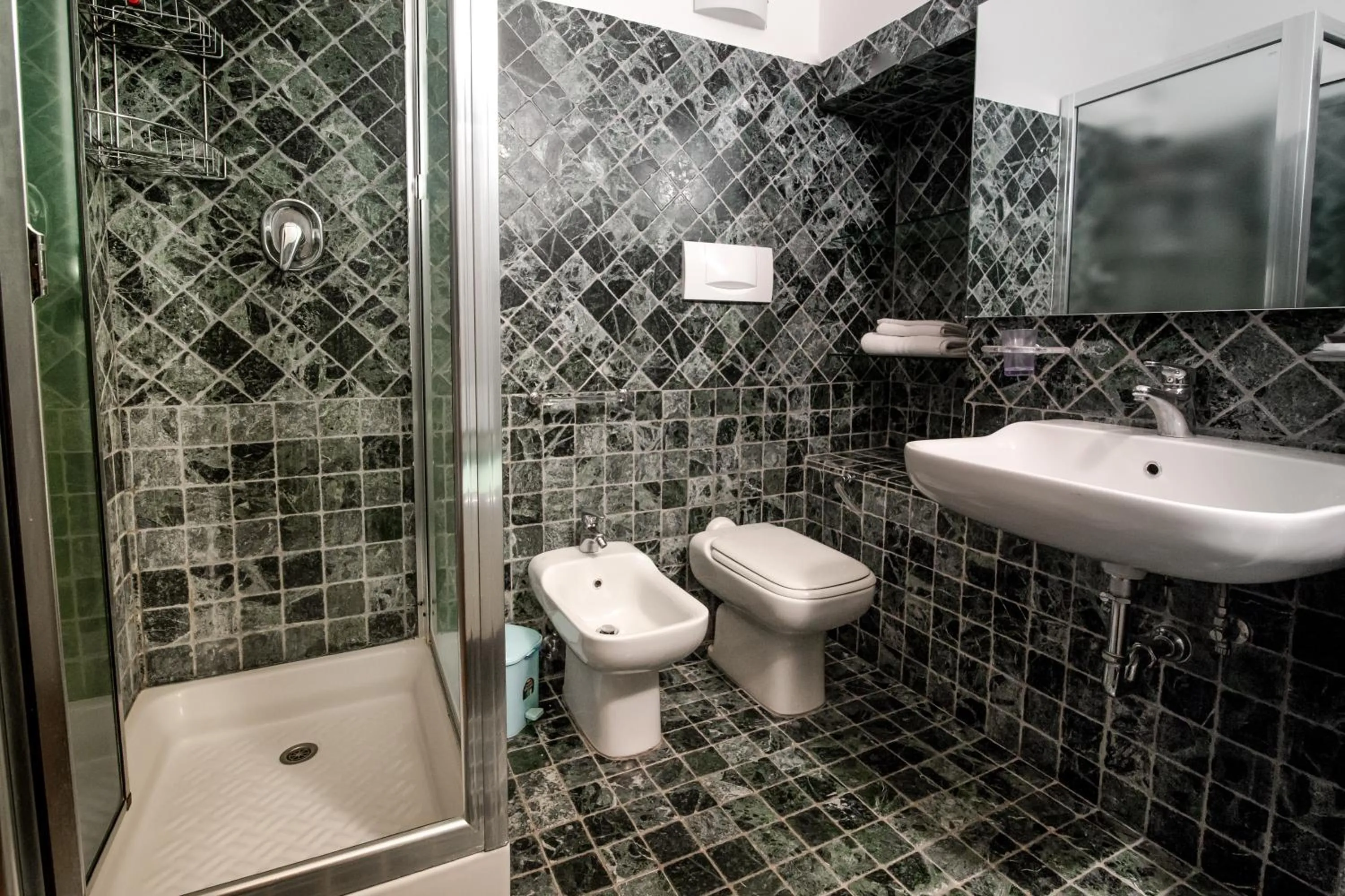 Shower in La Corte Del Re Suite & Rooms Arezzo