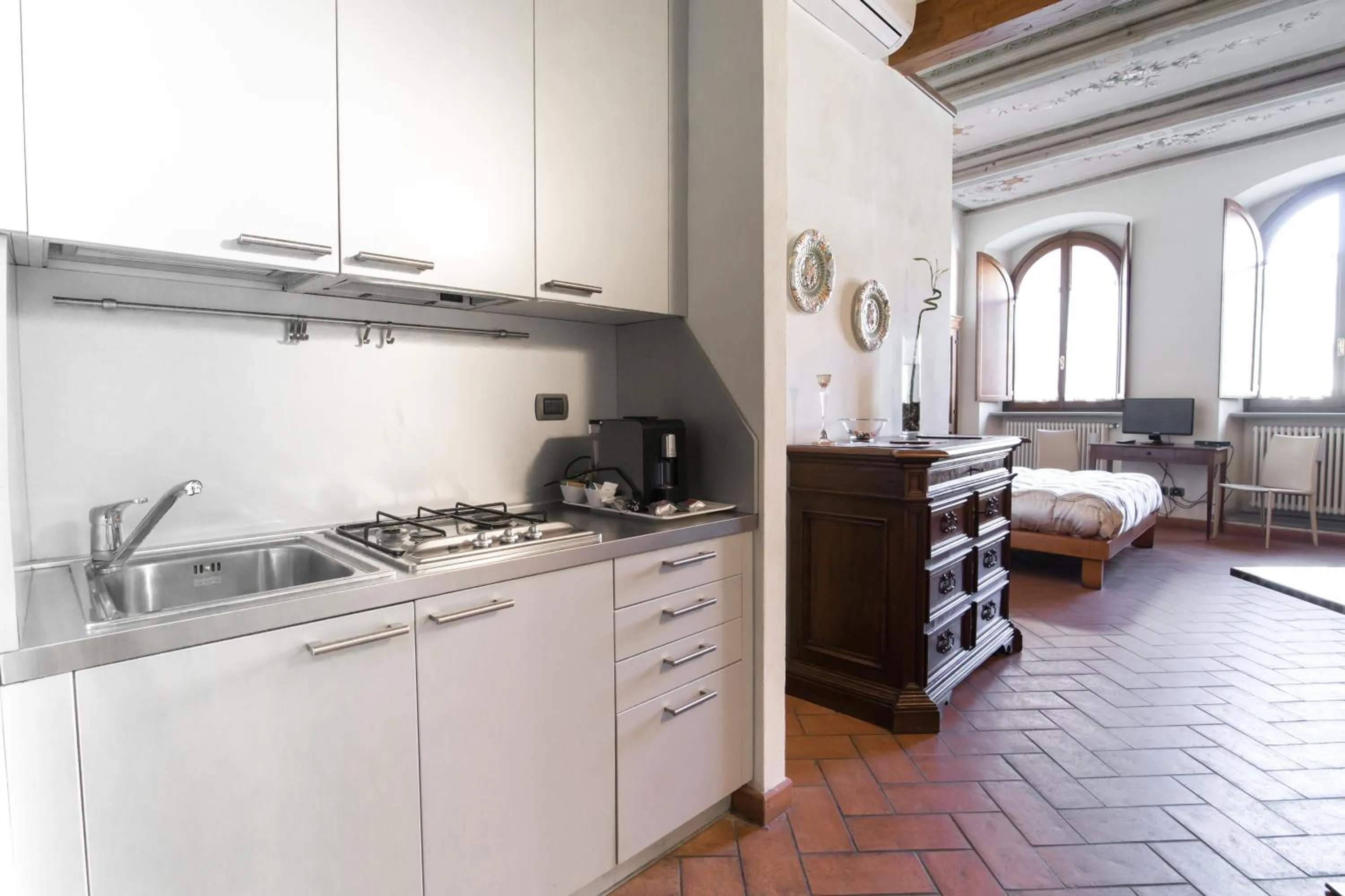 Kitchen or kitchenette in La Corte Del Re Suite & Rooms Arezzo