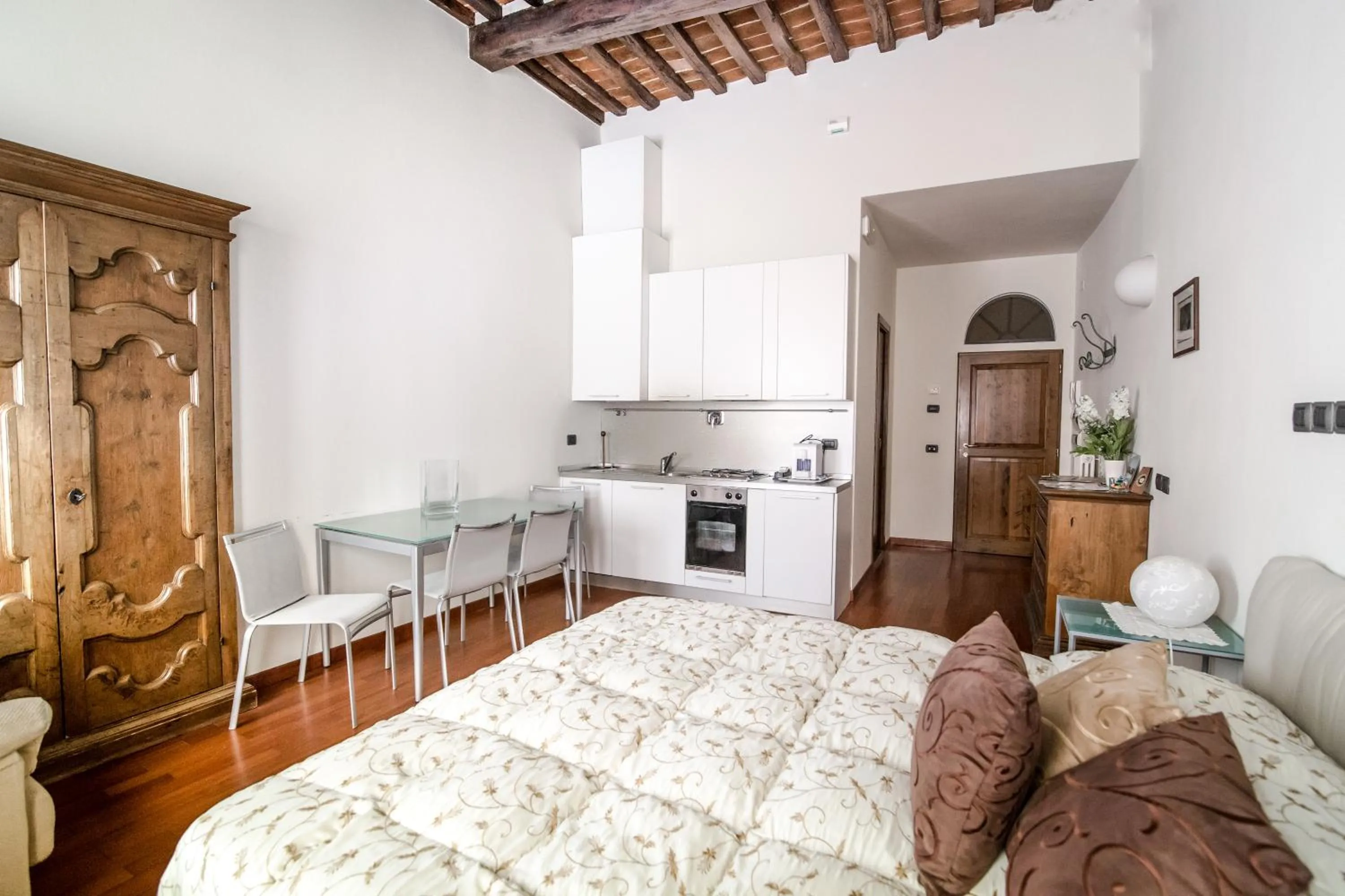 Kitchen or kitchenette, Bed in La Corte Del Re Suite & Rooms Arezzo
