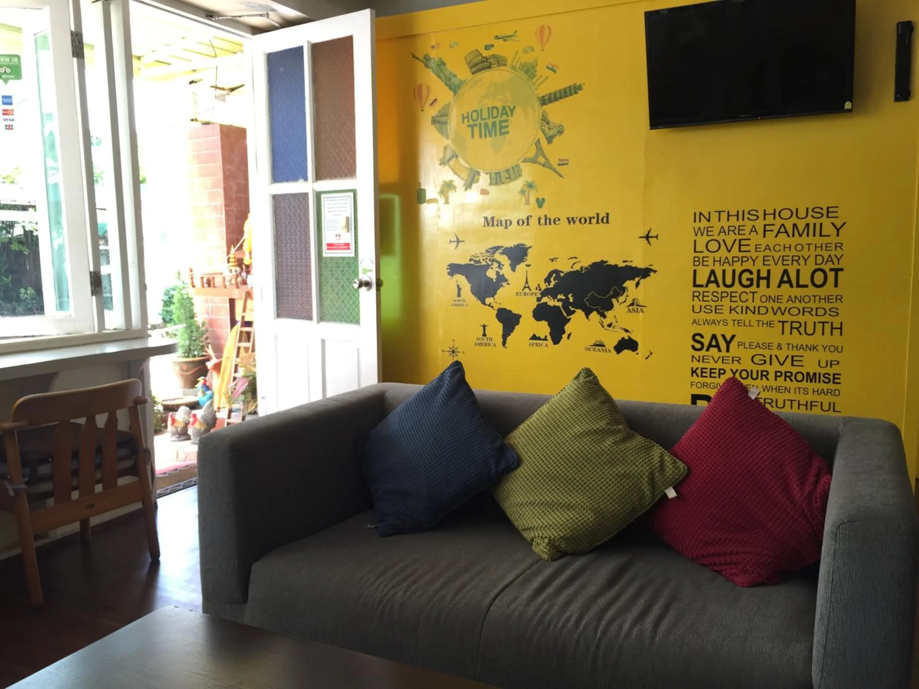 Communal lounge/ TV room in Dozy Lamoon House