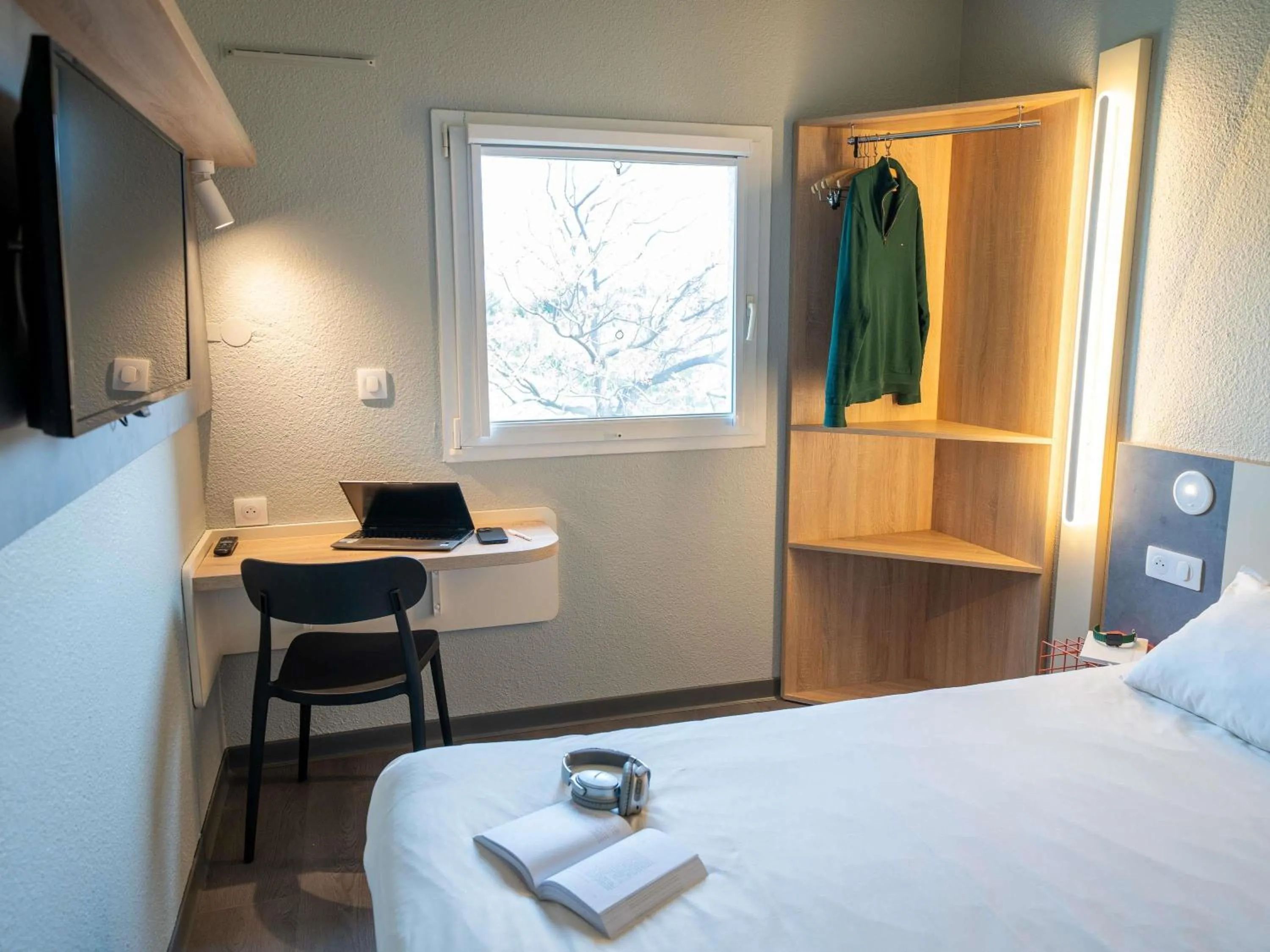 Bedroom, Bed in ibis budget Narbonne Est