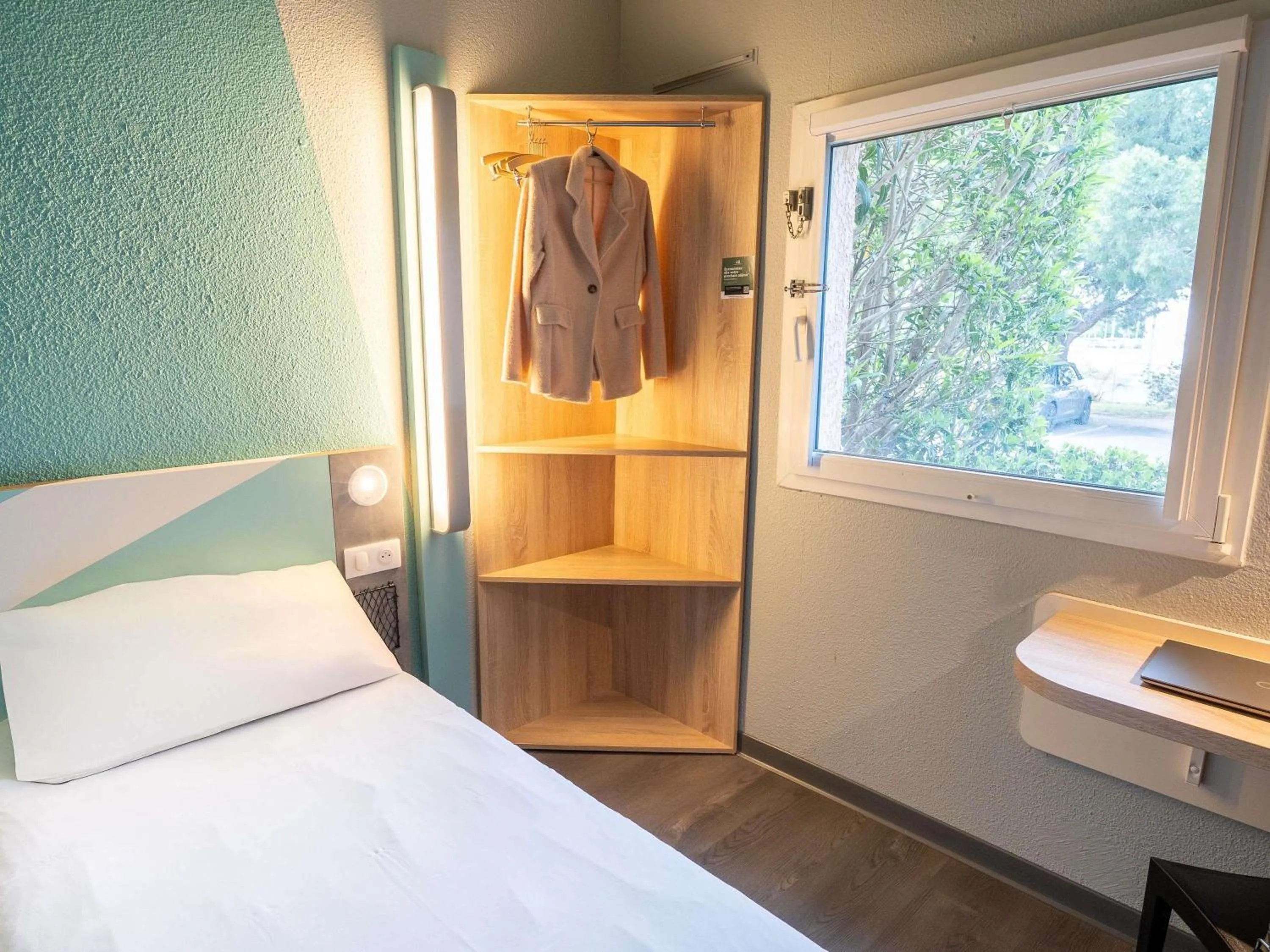 Bedroom, Bed in ibis budget Narbonne Est