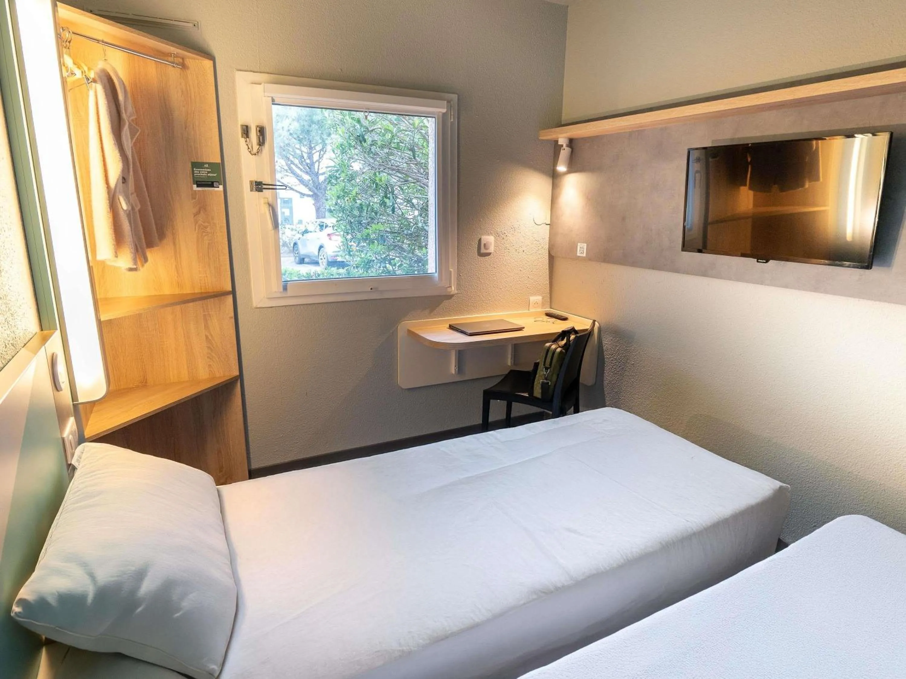 Bedroom, Bed in ibis budget Narbonne Est