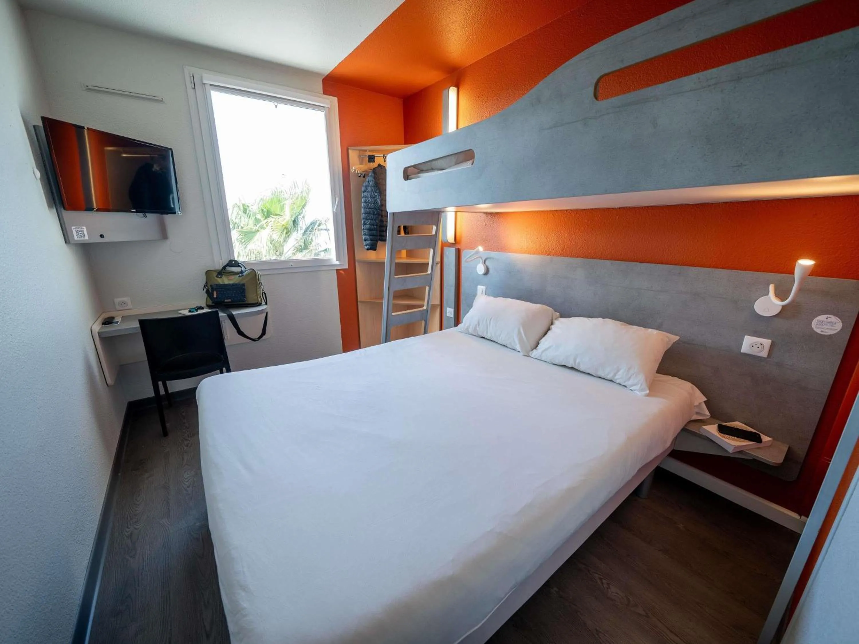 Bedroom, Bed in ibis budget Narbonne Est