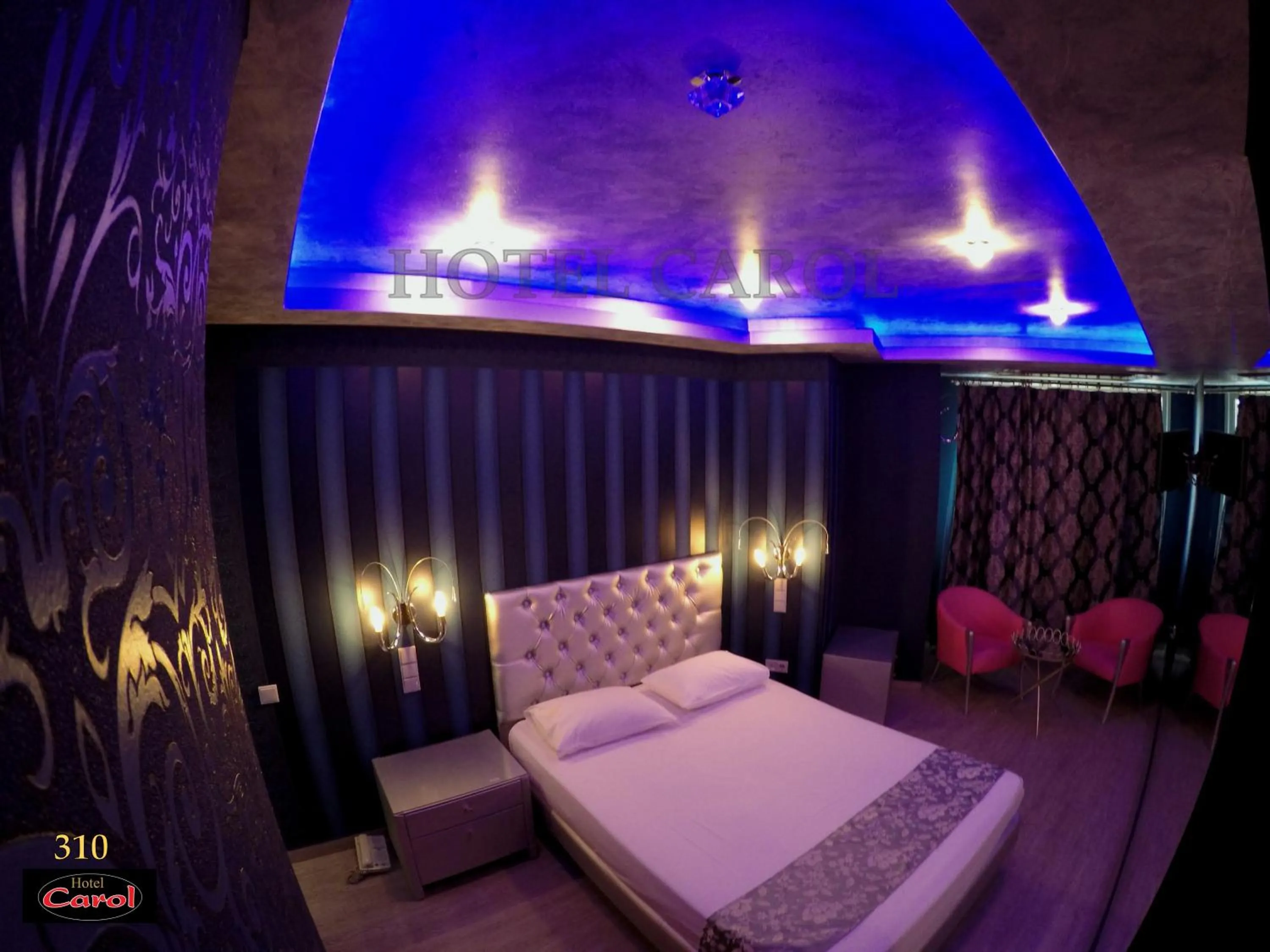 Shower, Bed in Carol Hotel