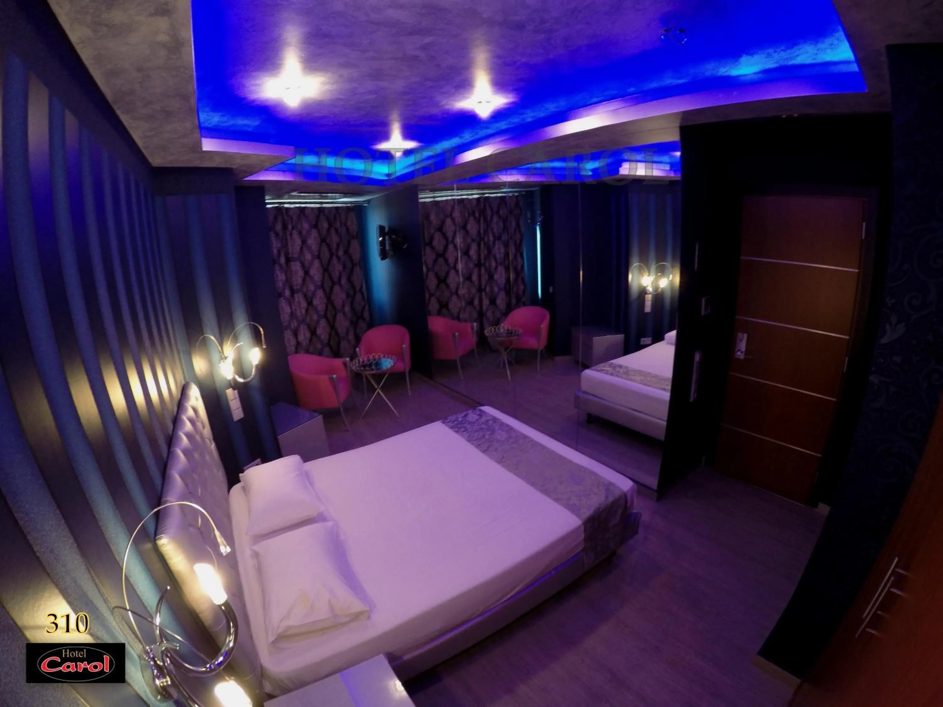 Shower, Bed in Carol Hotel