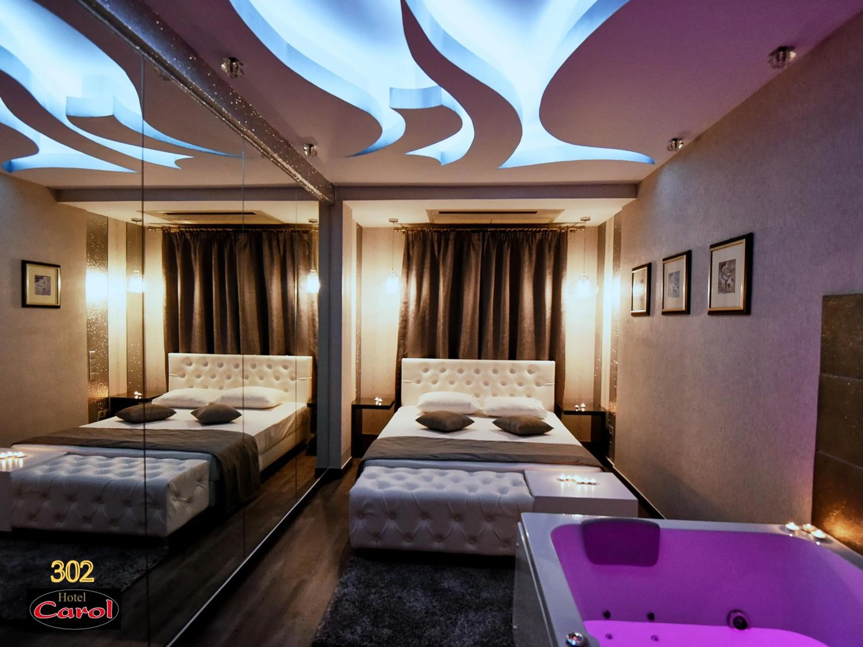 Shower, Bed in Carol Hotel