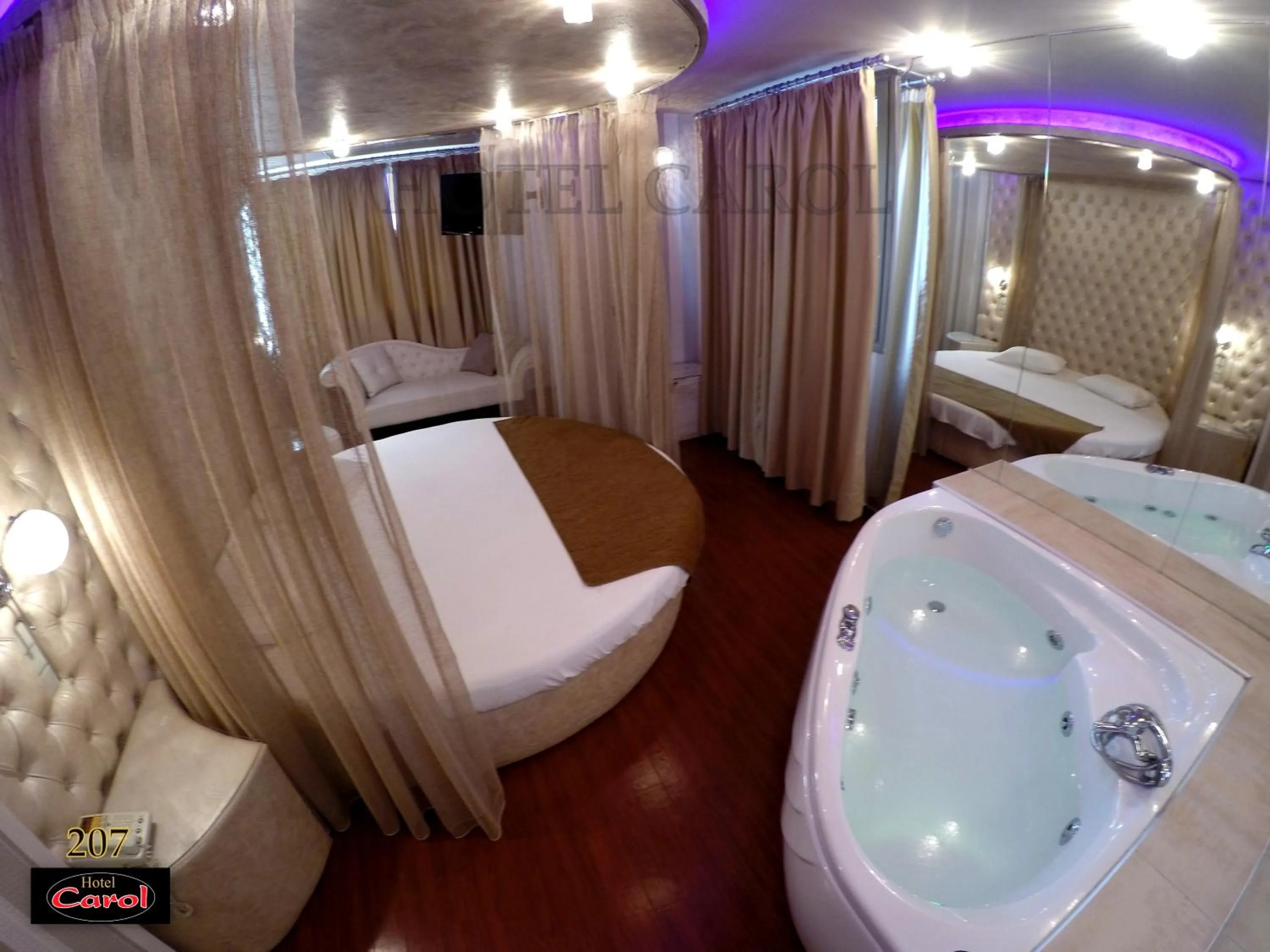 Shower in Carol Hotel