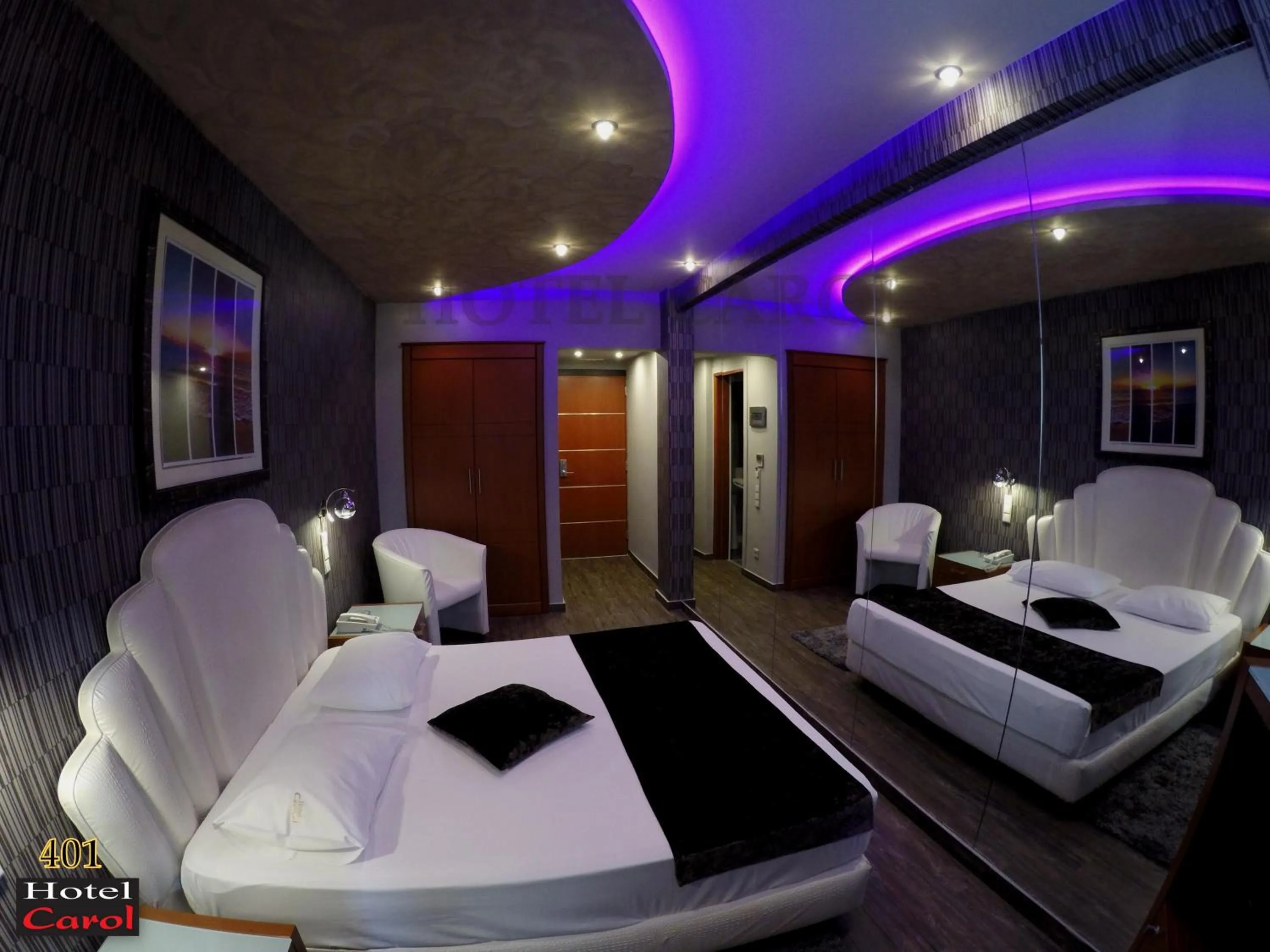 Shower, Bed in Carol Hotel