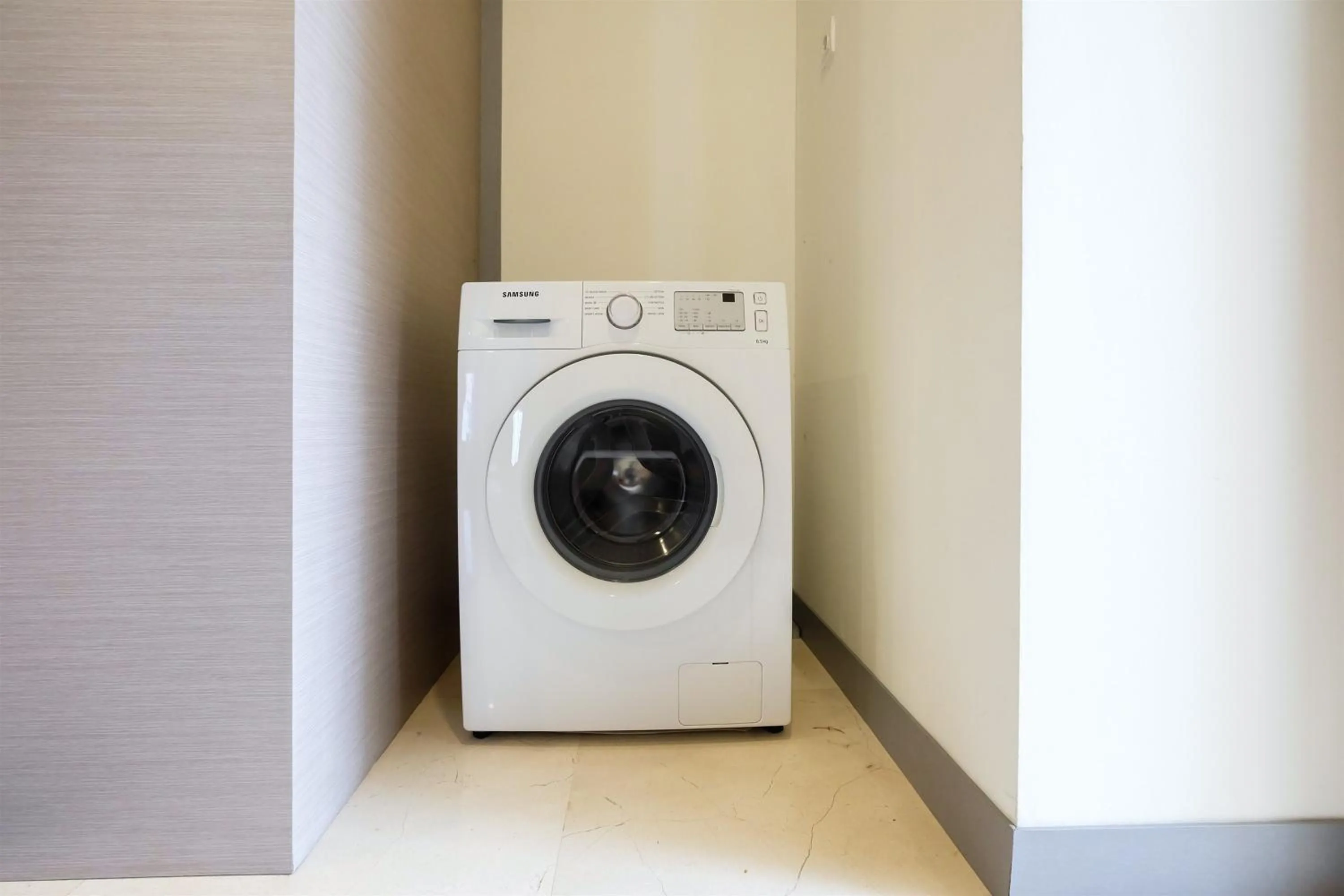 washing machine in Modern Elegant Design 2BR L'Avenue Apartment By Travelio