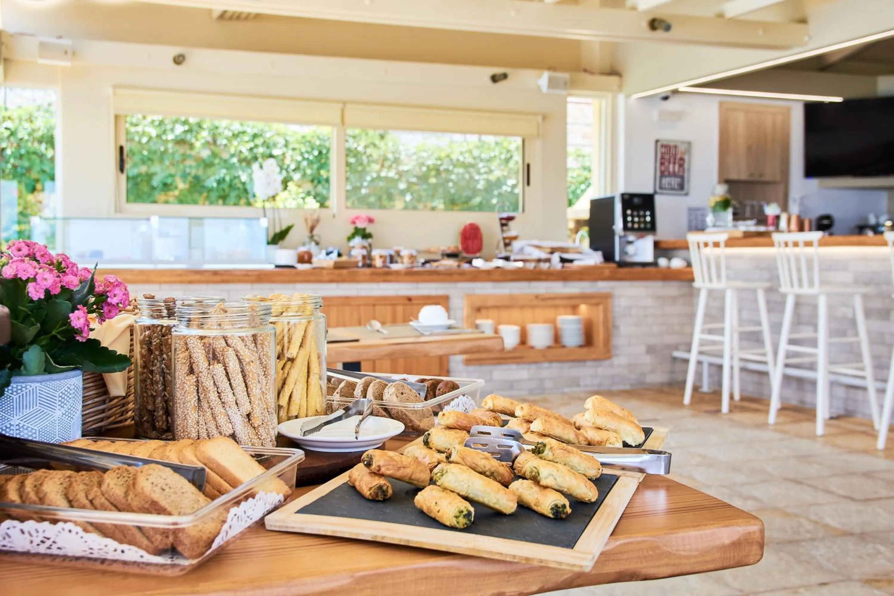 Restaurant/places to eat in Pela Mare Hotel