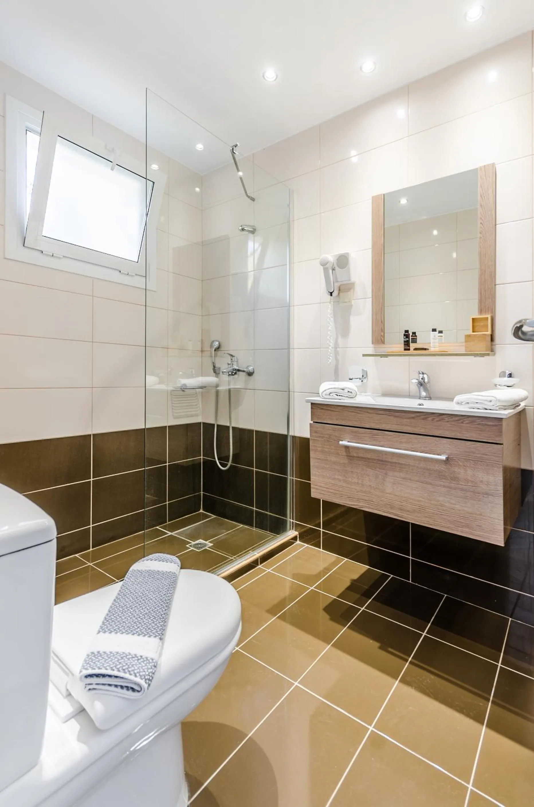 Shower in Pela Mare Hotel