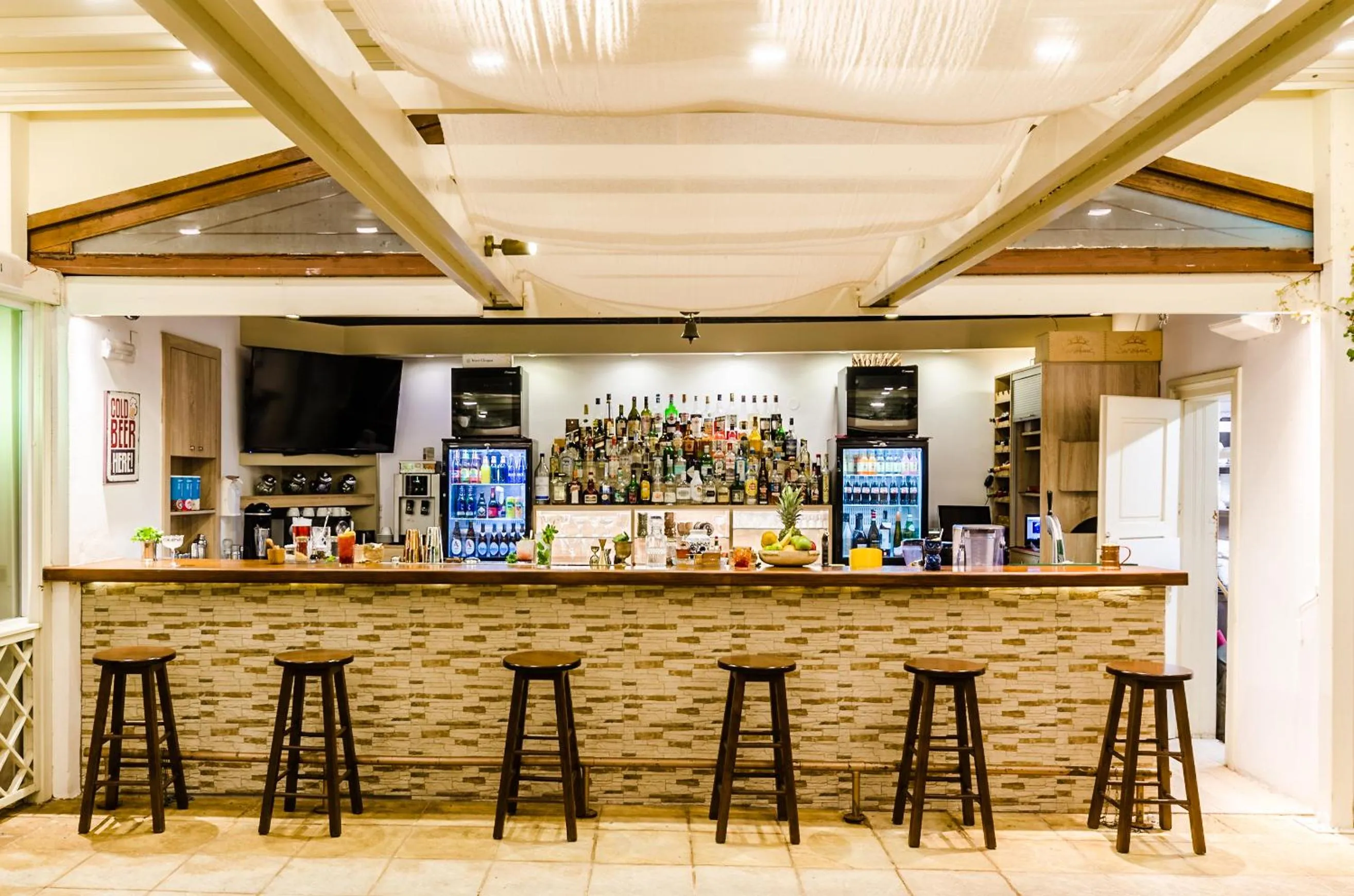 Restaurant/places to eat in Pela Mare Hotel