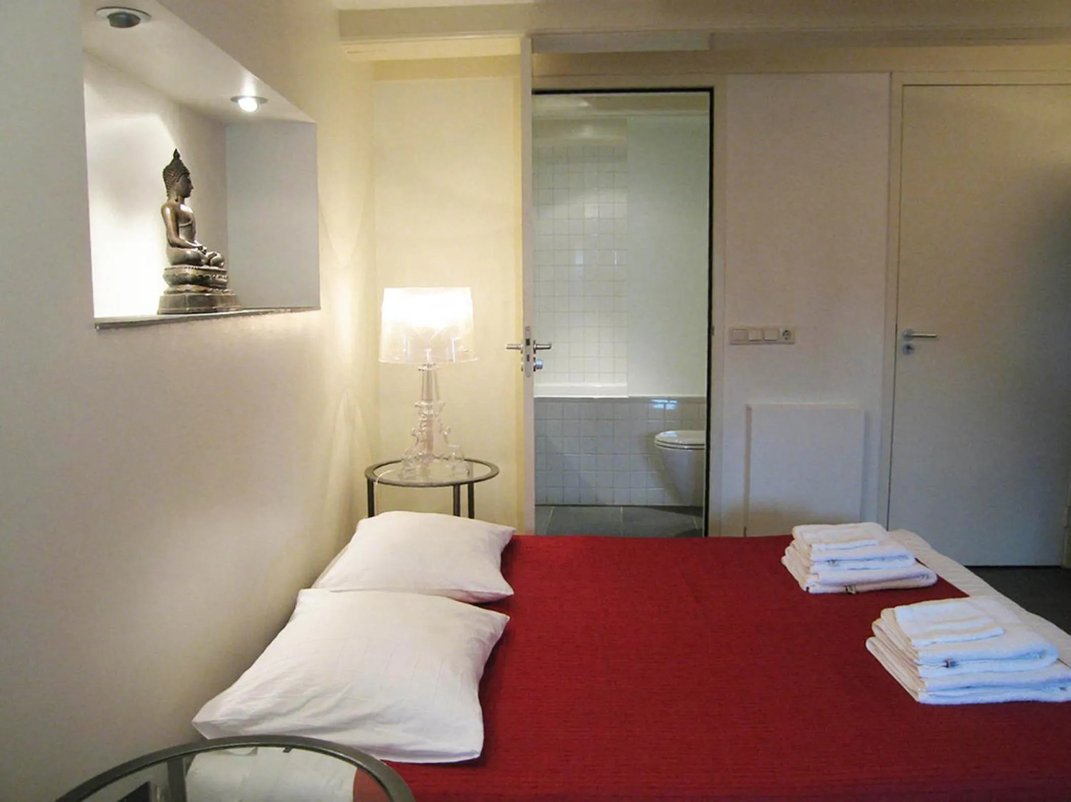 Bed in Amsterdam Canal Guest Apartment