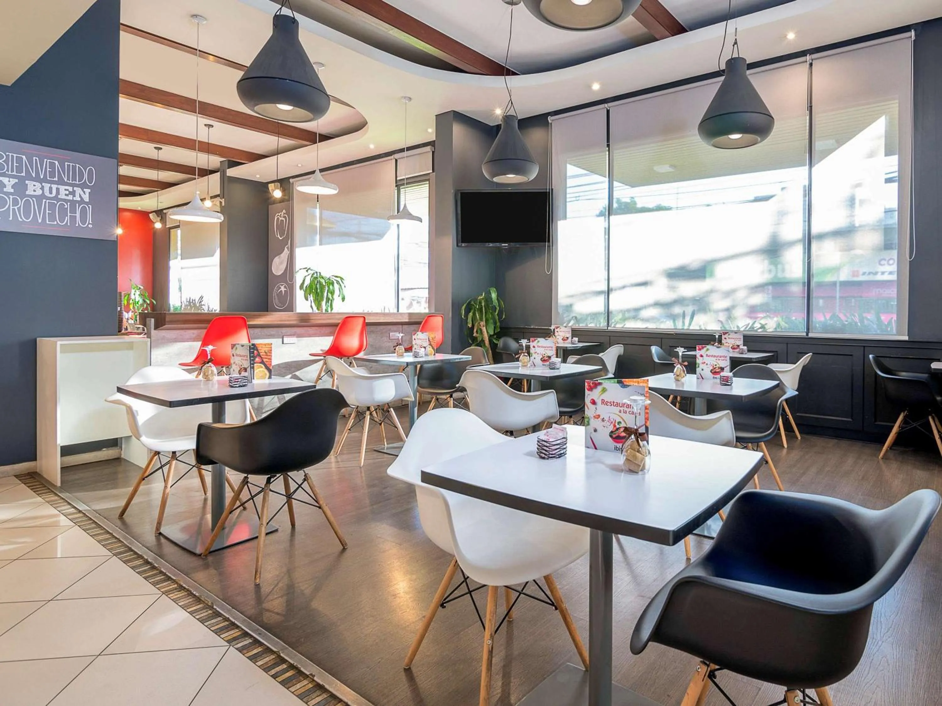 Restaurant/places to eat in ibis Santiago Estacion Central