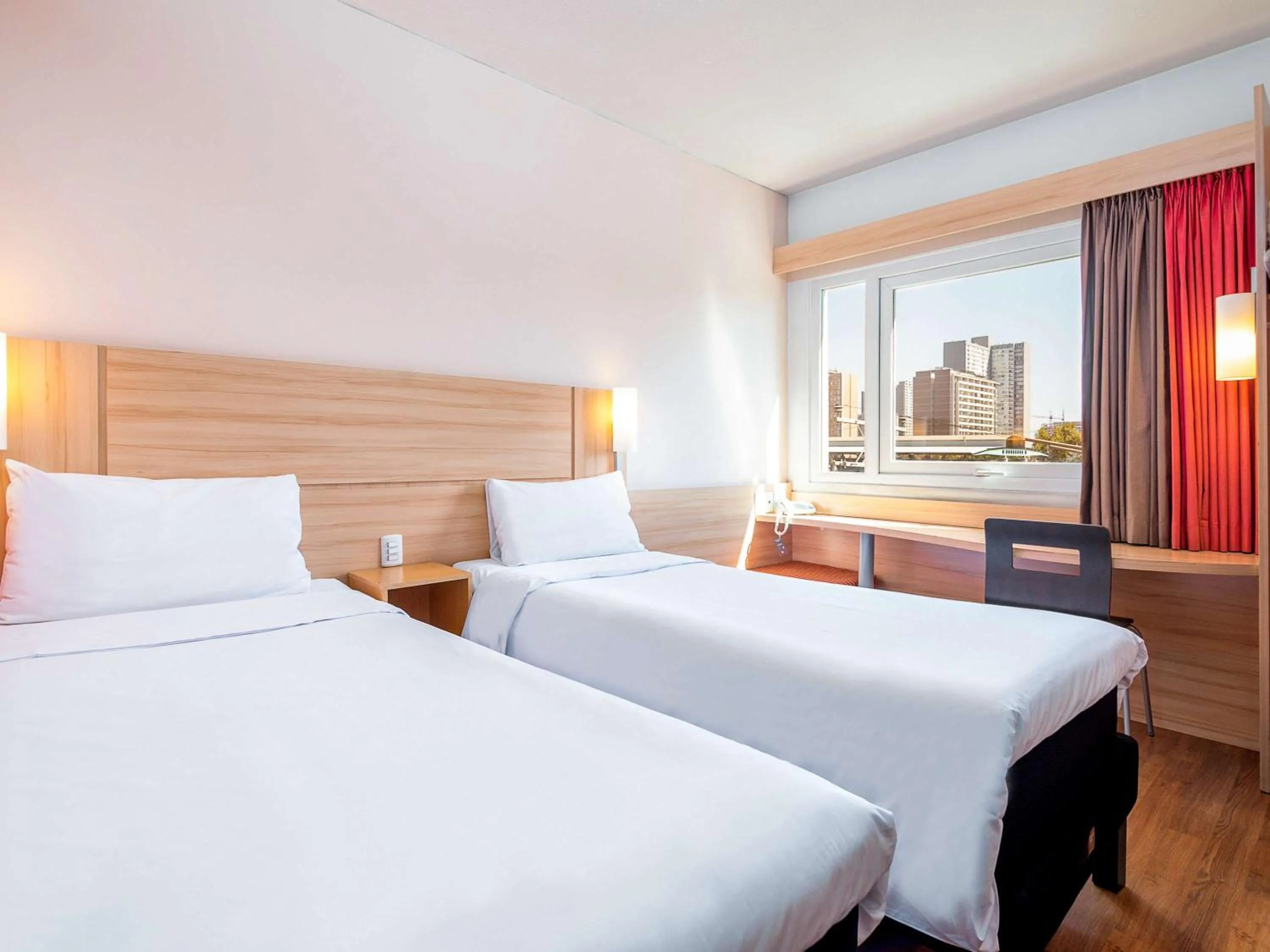 Standard Twin Room in ibis Santiago Estacion Central