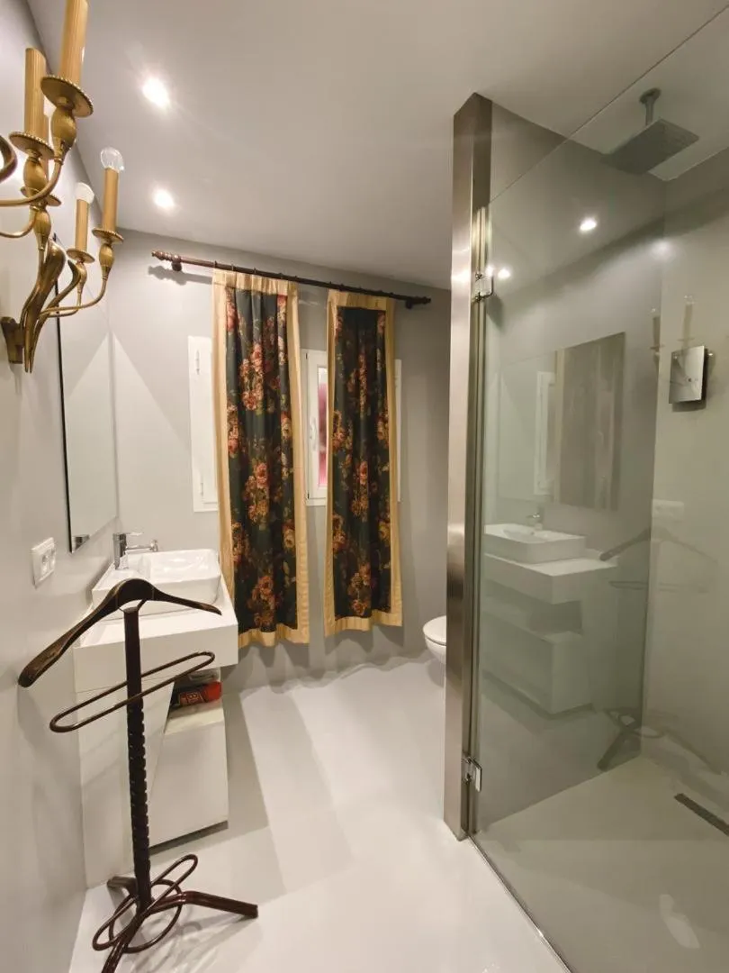 Toilet in Hotel Boutique Pinar by Bossh! Hotels