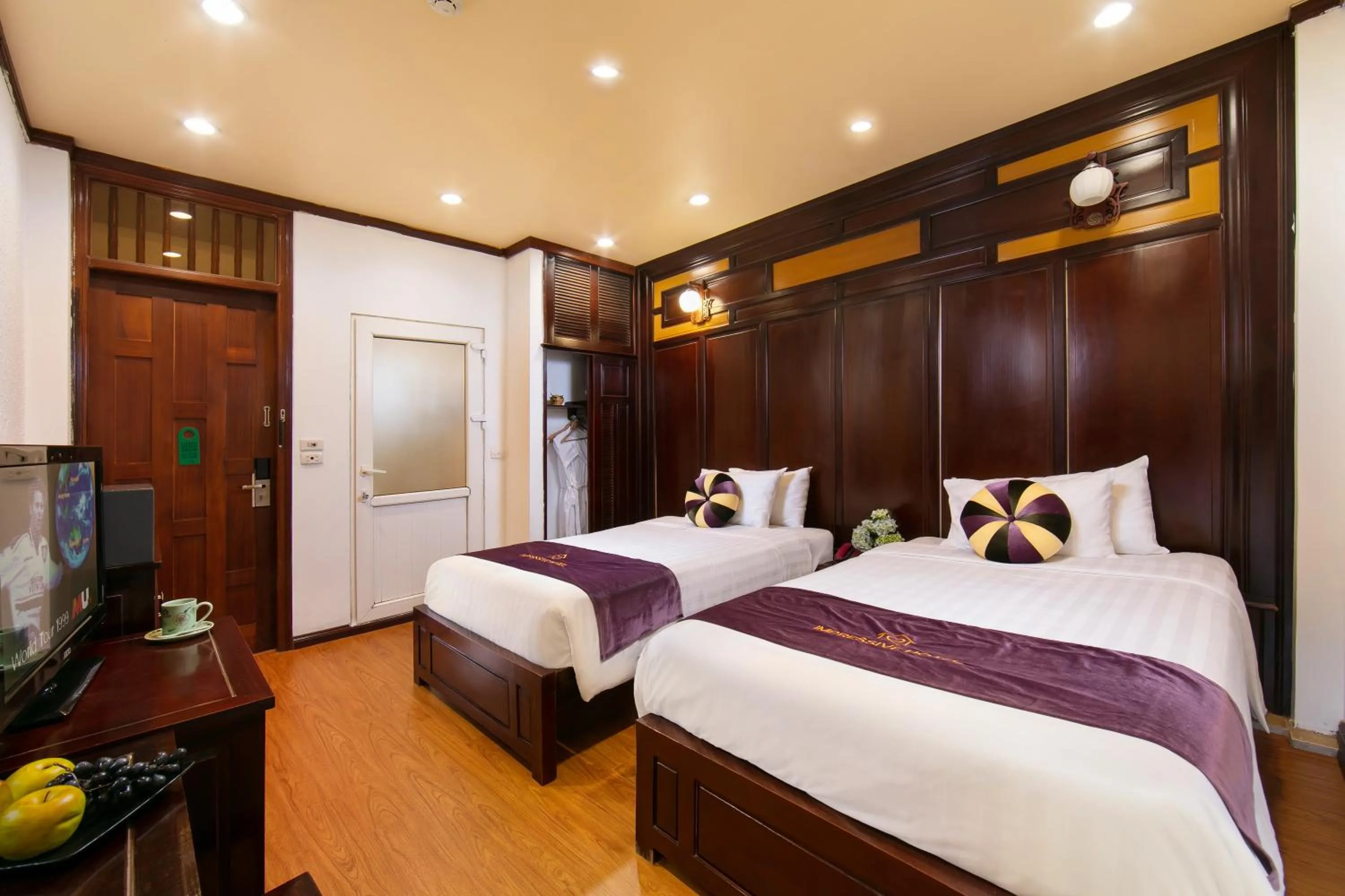 Communal lounge/ TV room in Impressive Boutique Hotel