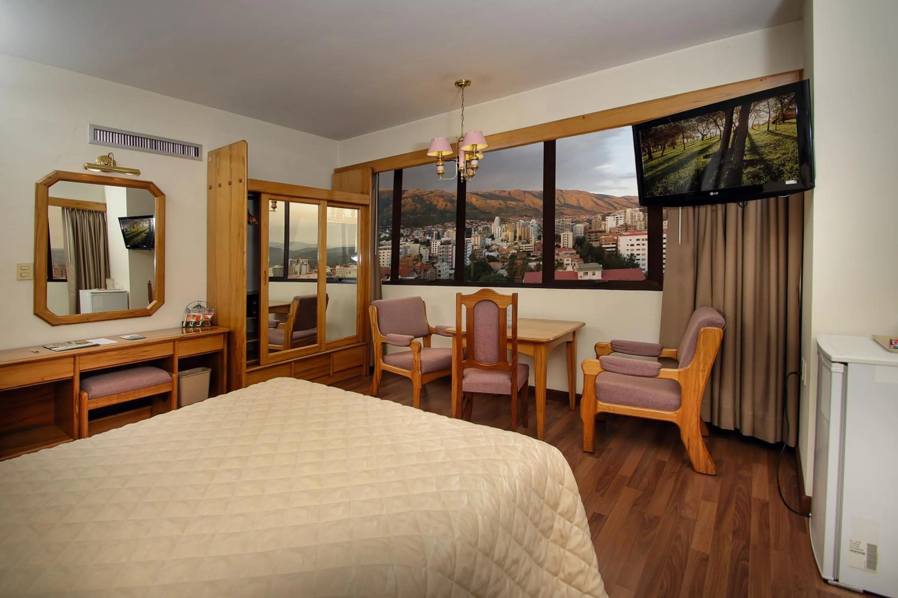 Photo of the whole room in Hotel Diplomat