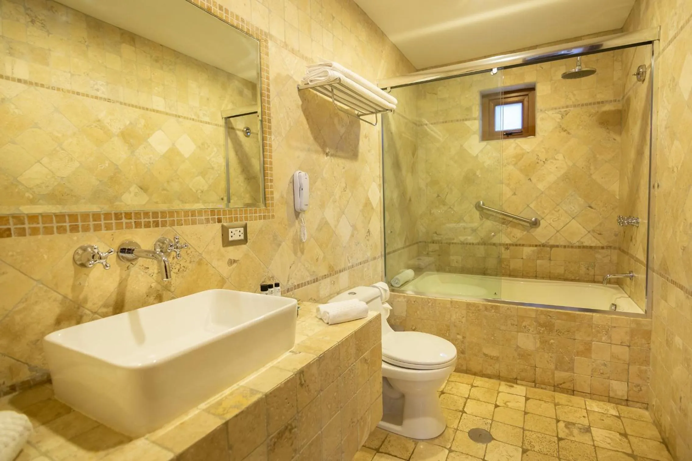 Shower in Del Pilar Ollantaytambo