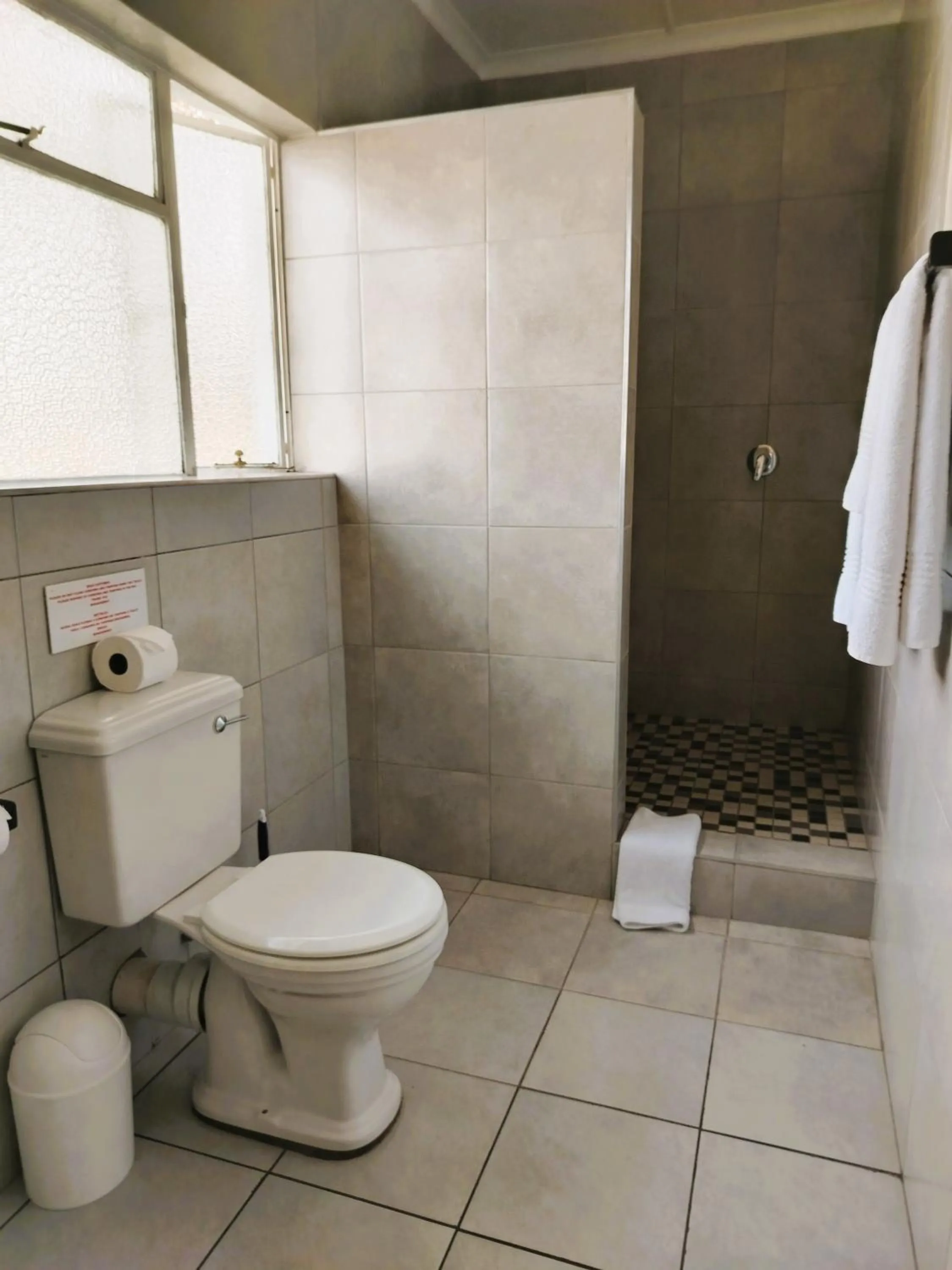 Shower in Mount Currie Inn