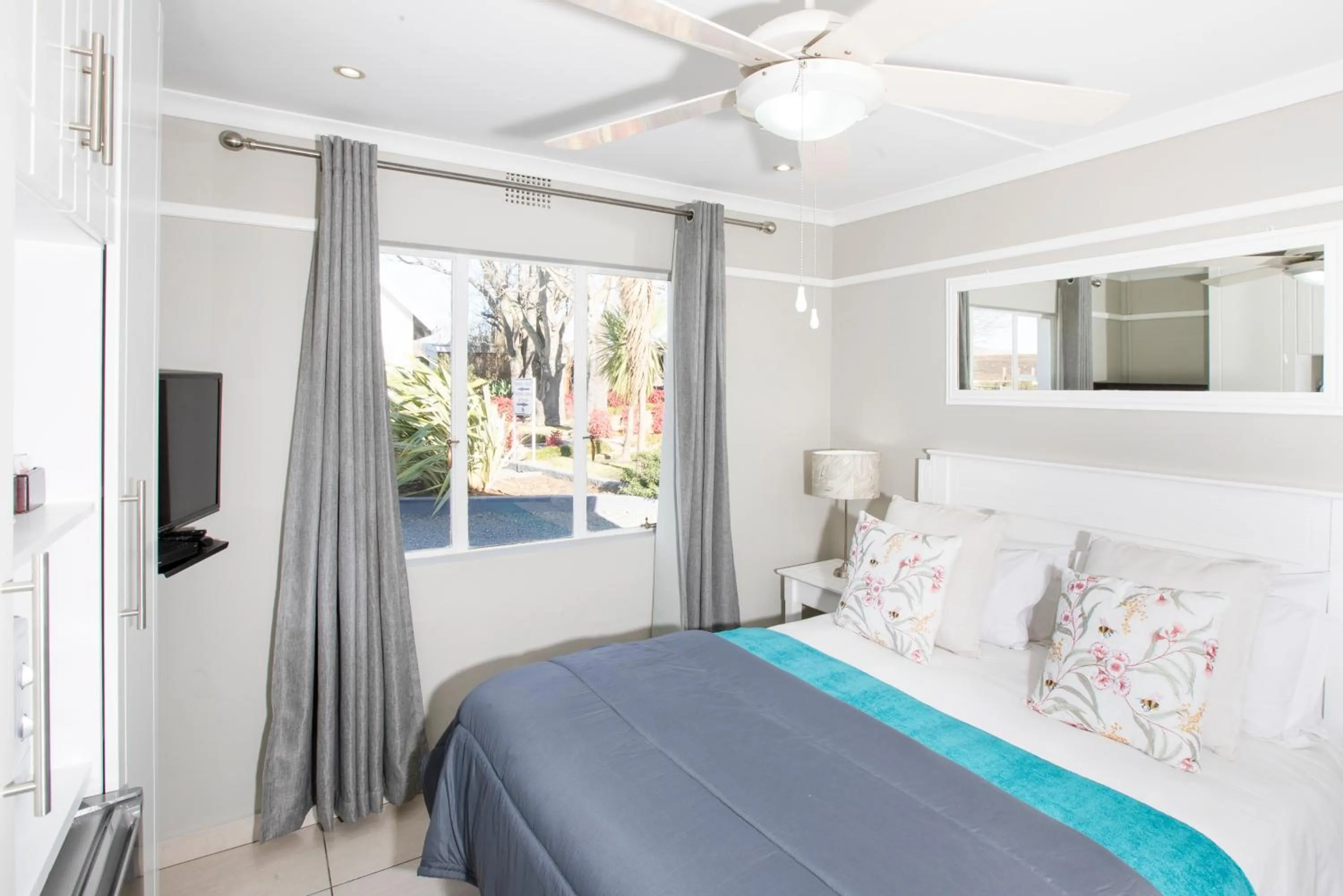 Bedroom, Bed in Mount Currie Inn