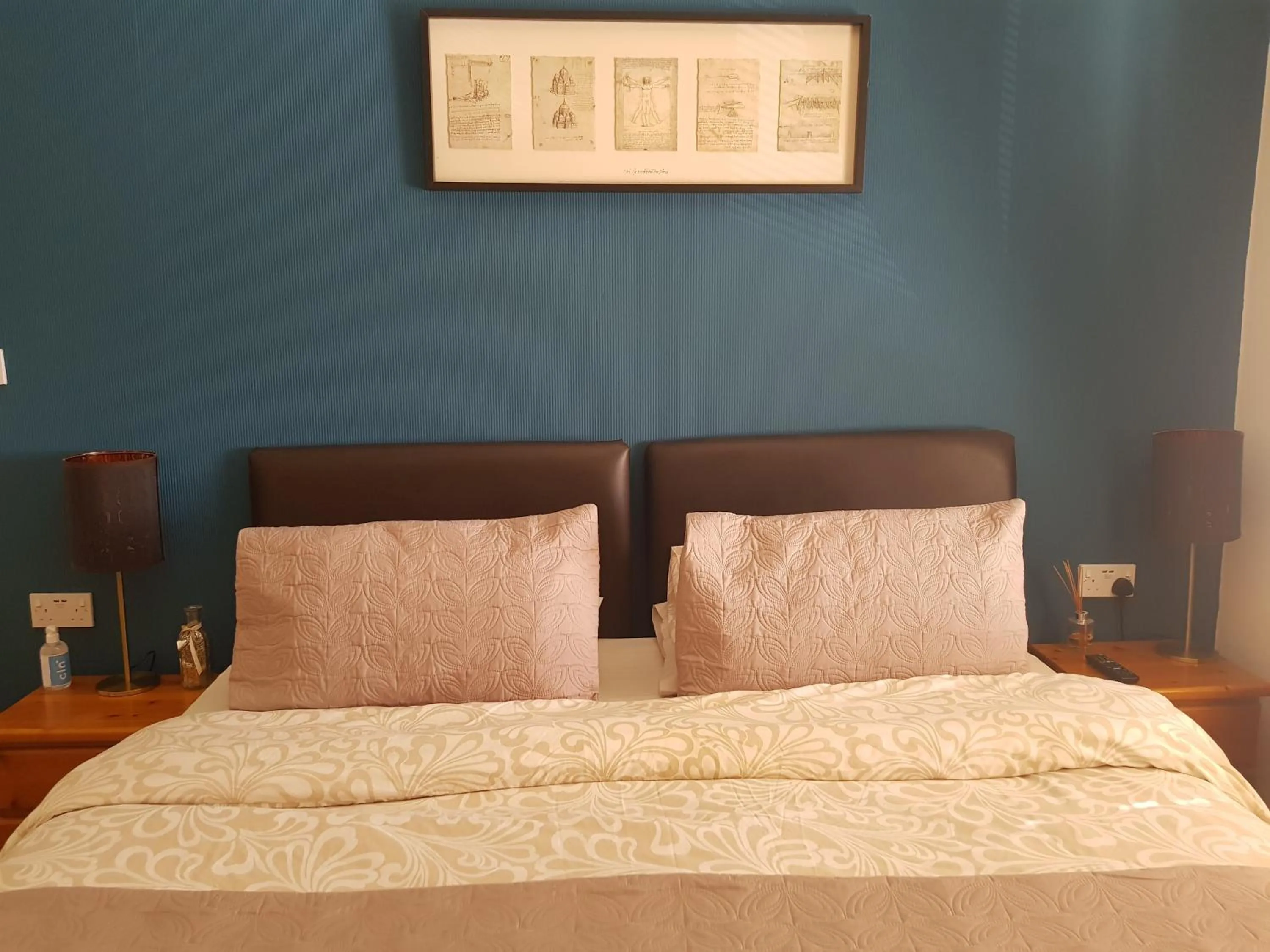 Bedroom in The Old Cross Inn