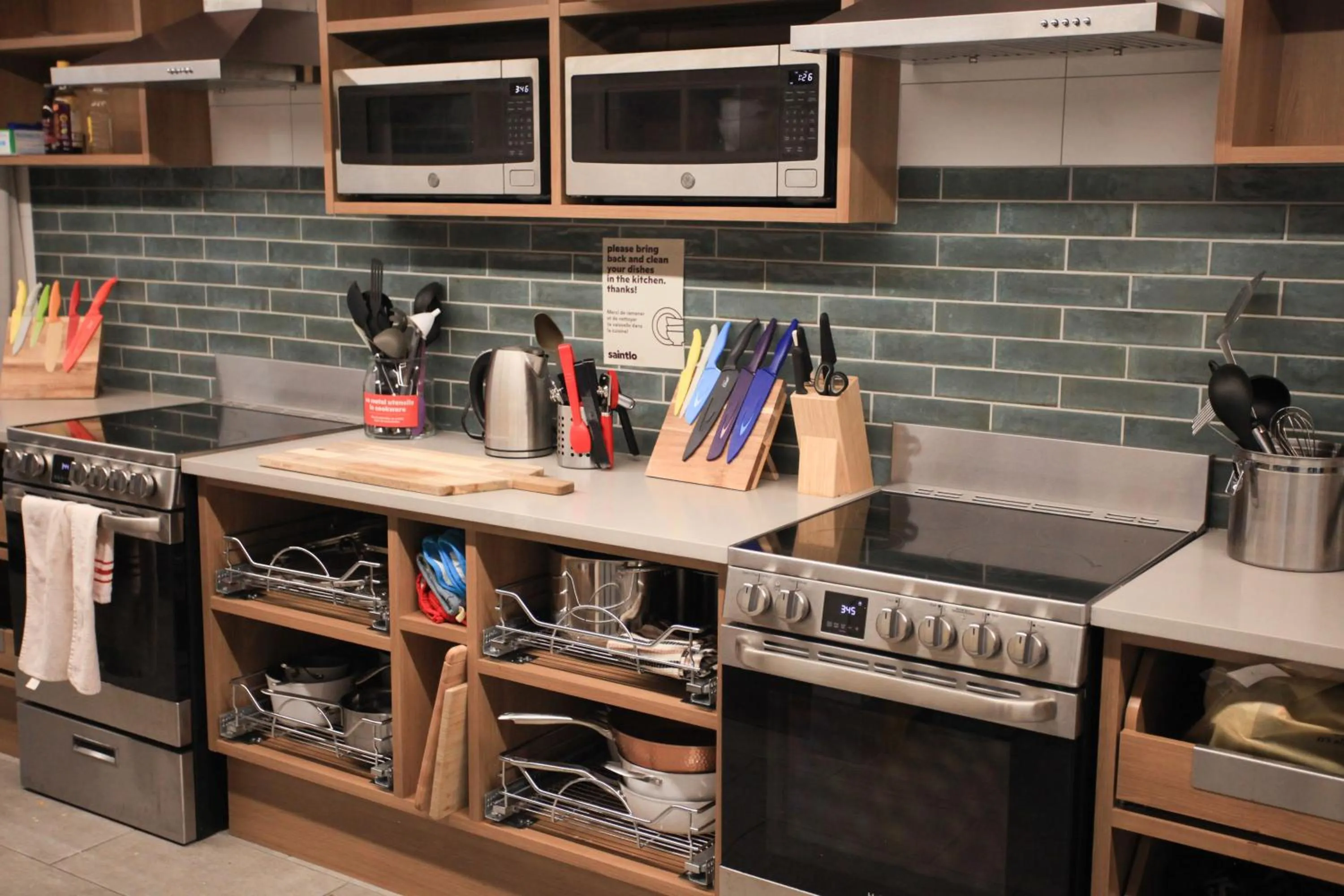Kitchen or kitchenette in Saintlo Ottawa Jail Hostel