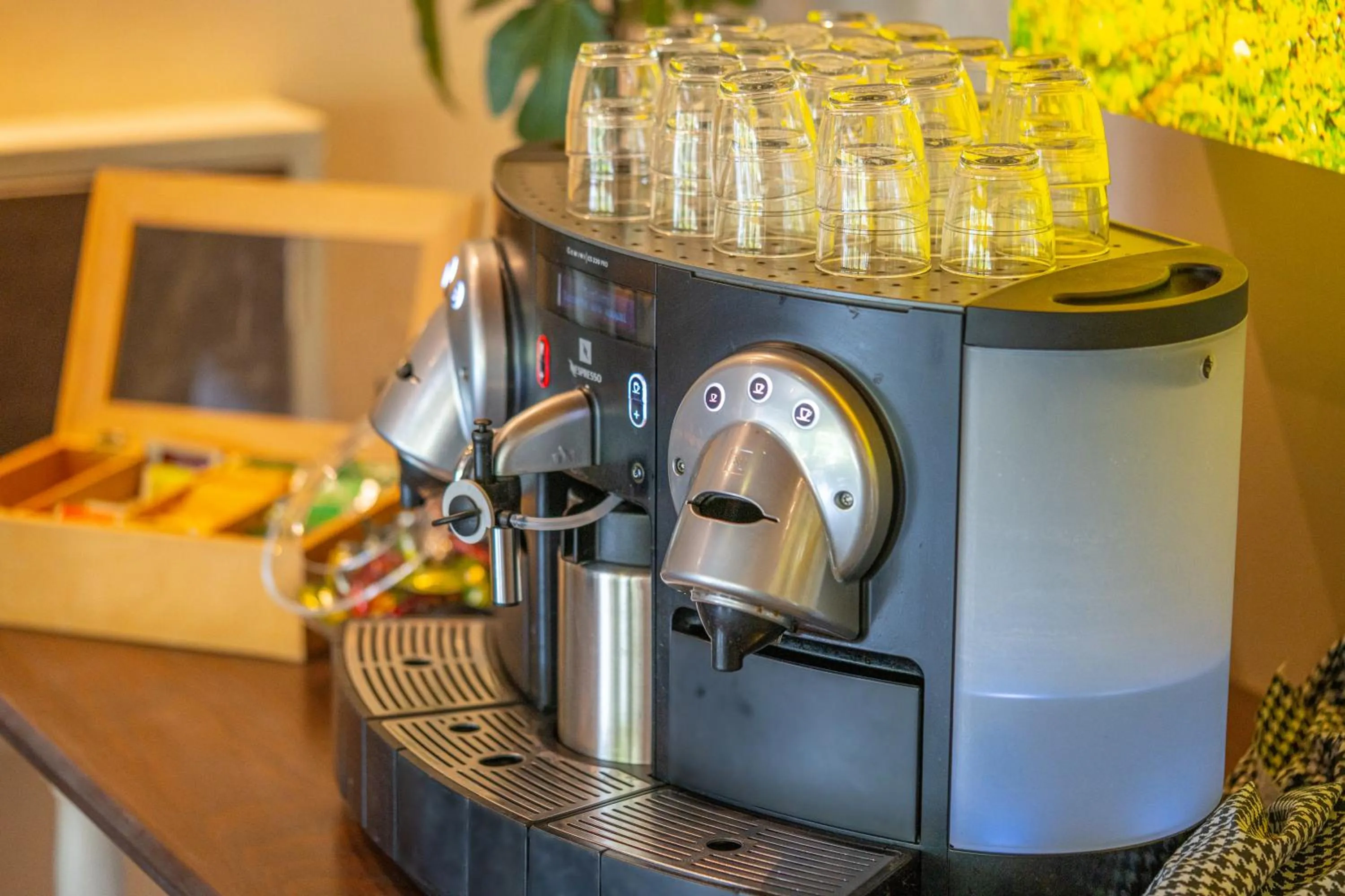 Coffee/tea facilities in Tselikas Hotel